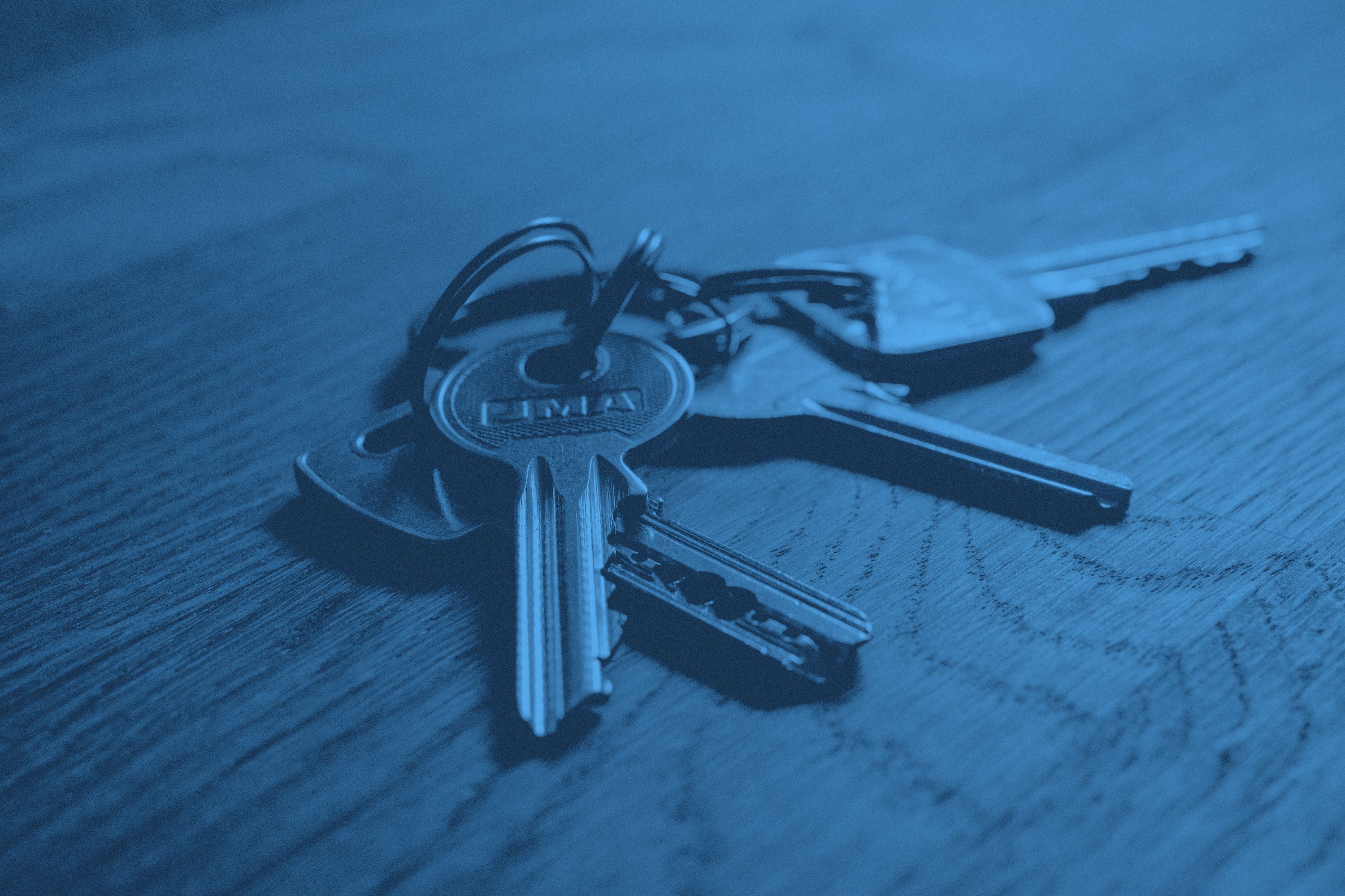 En nyckelknippa på ett bord