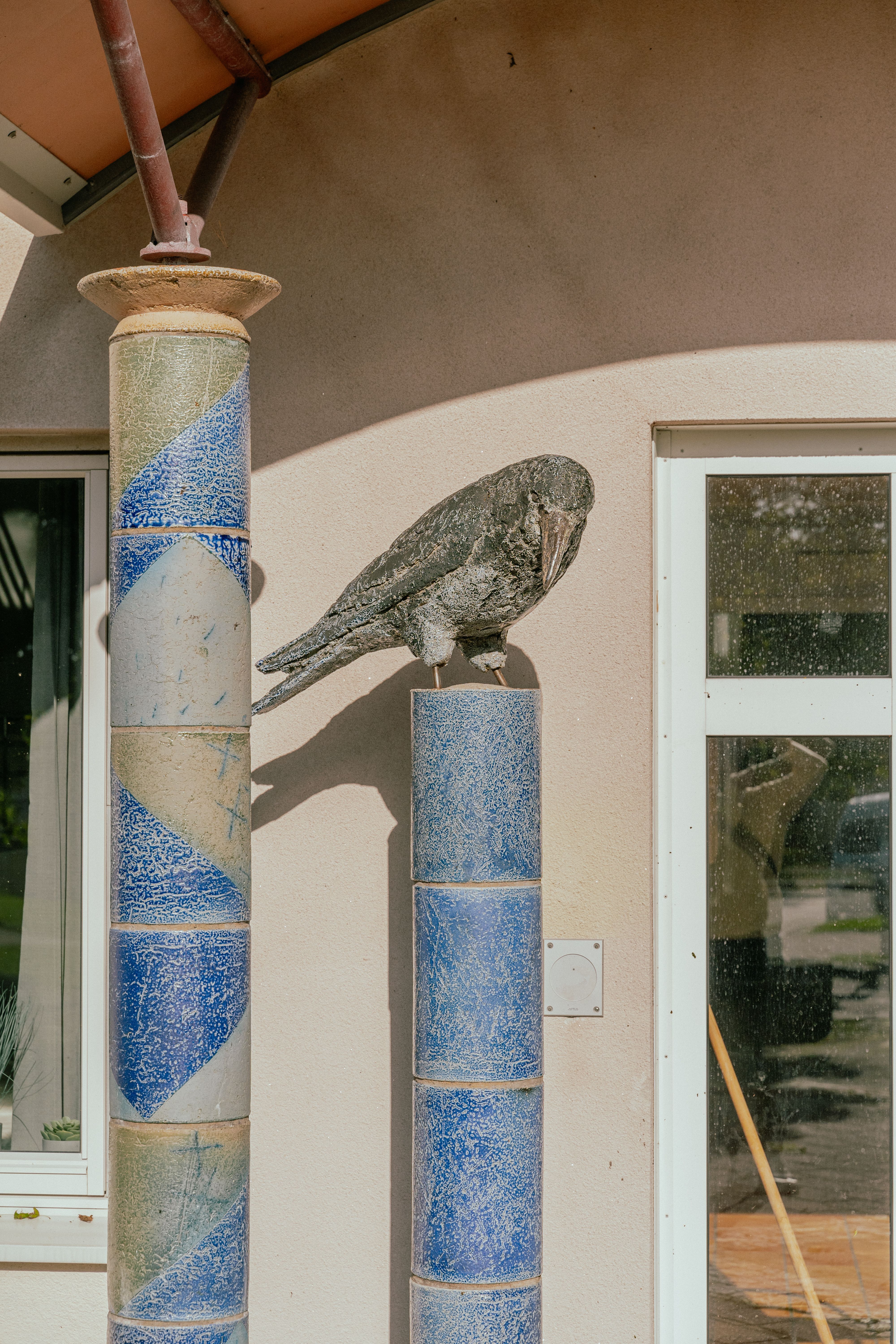 Ett konstverk föreställande en korpfågel på en pelare