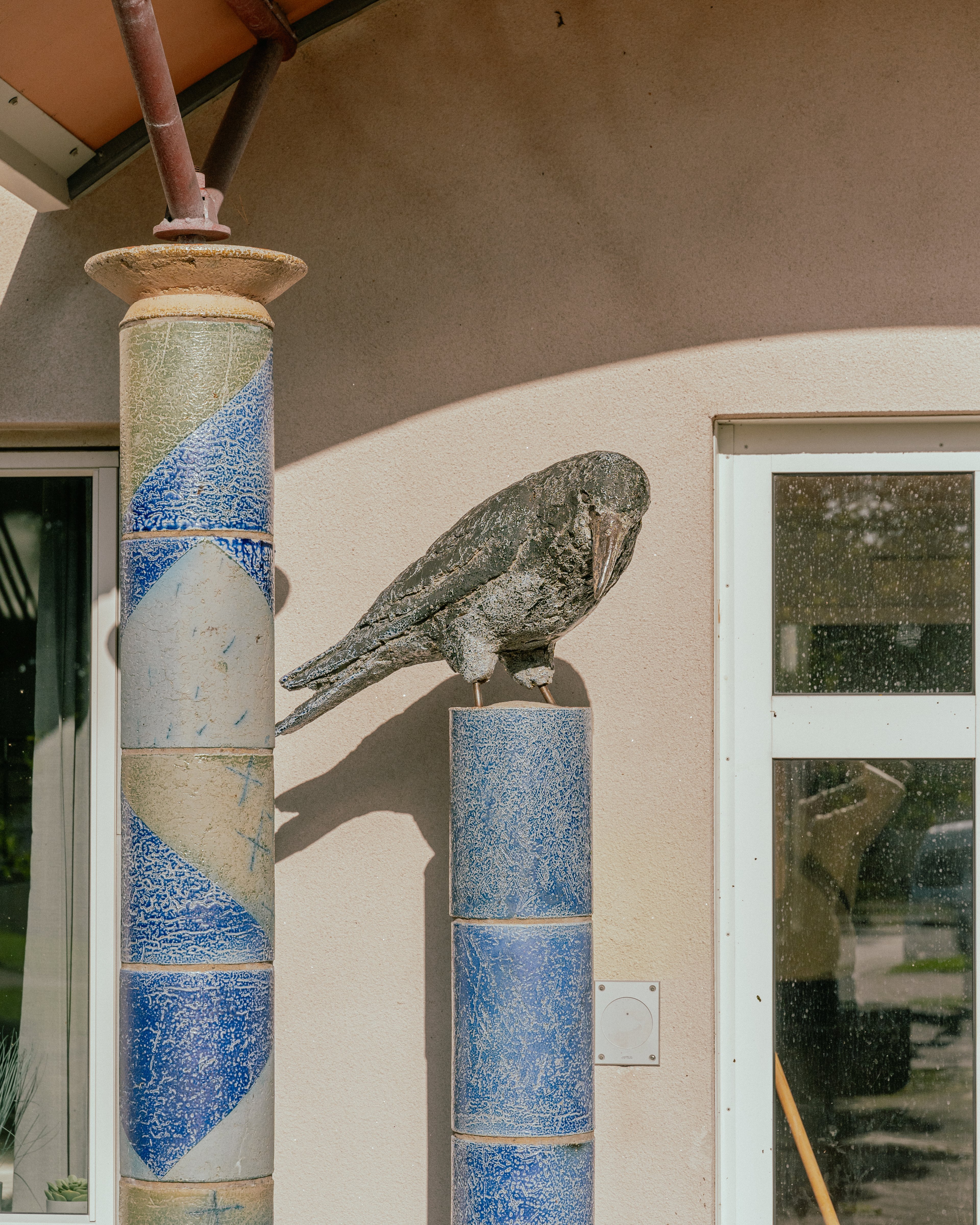 Ett konstverk föreställande en korpfågel på en pelare