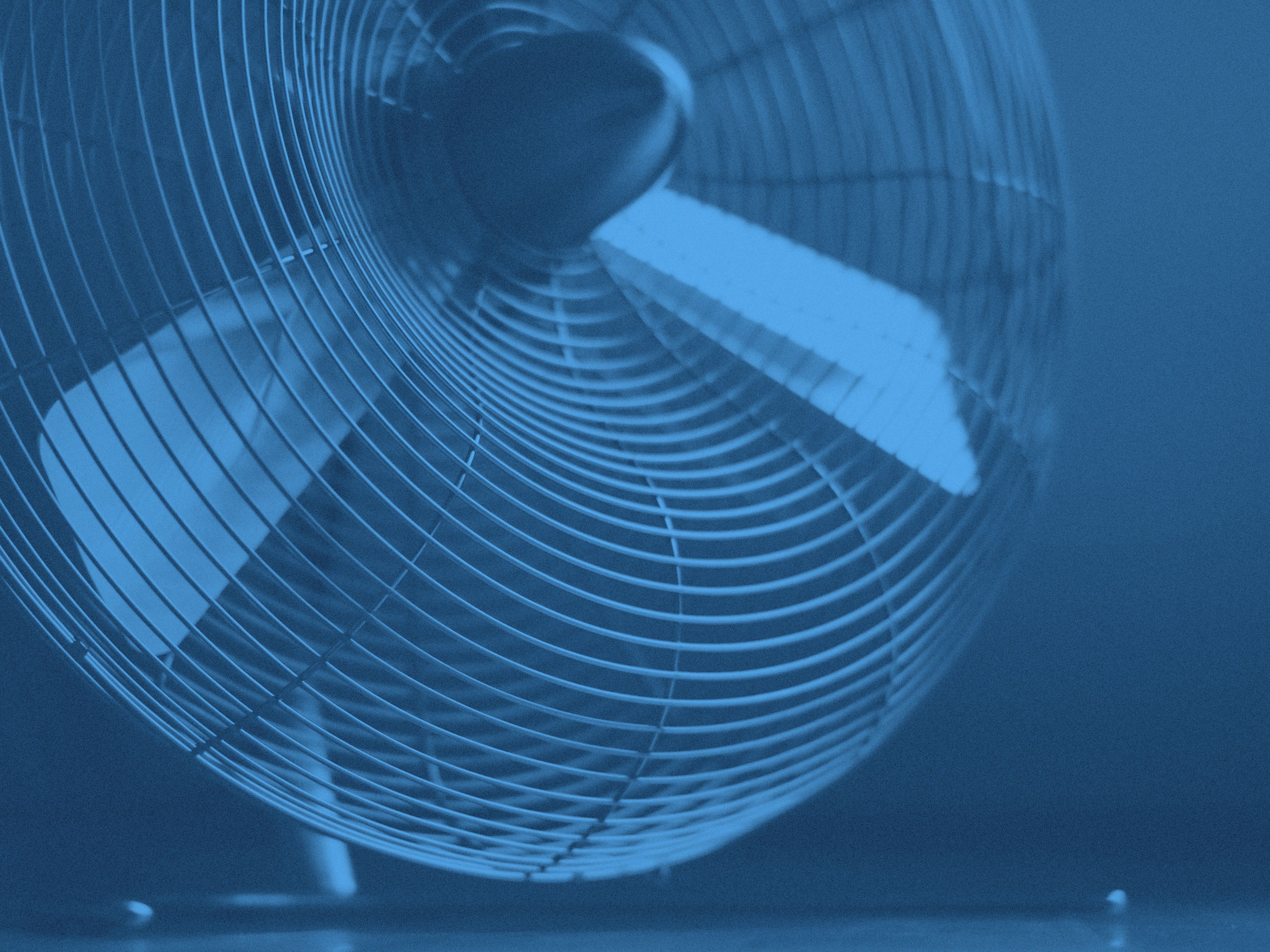 En närbild på en bordsfläkt