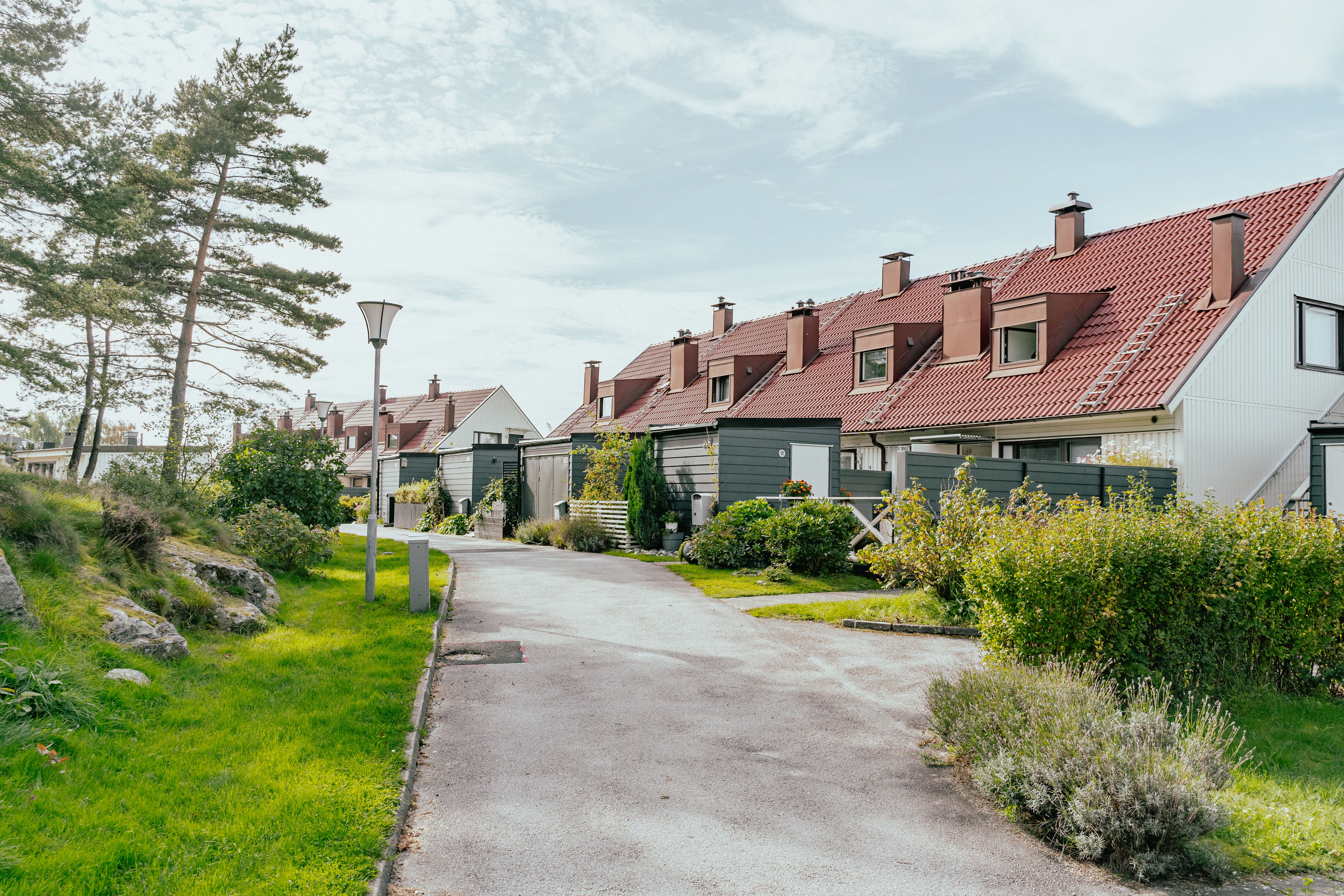 En gata genom ett radhusområde