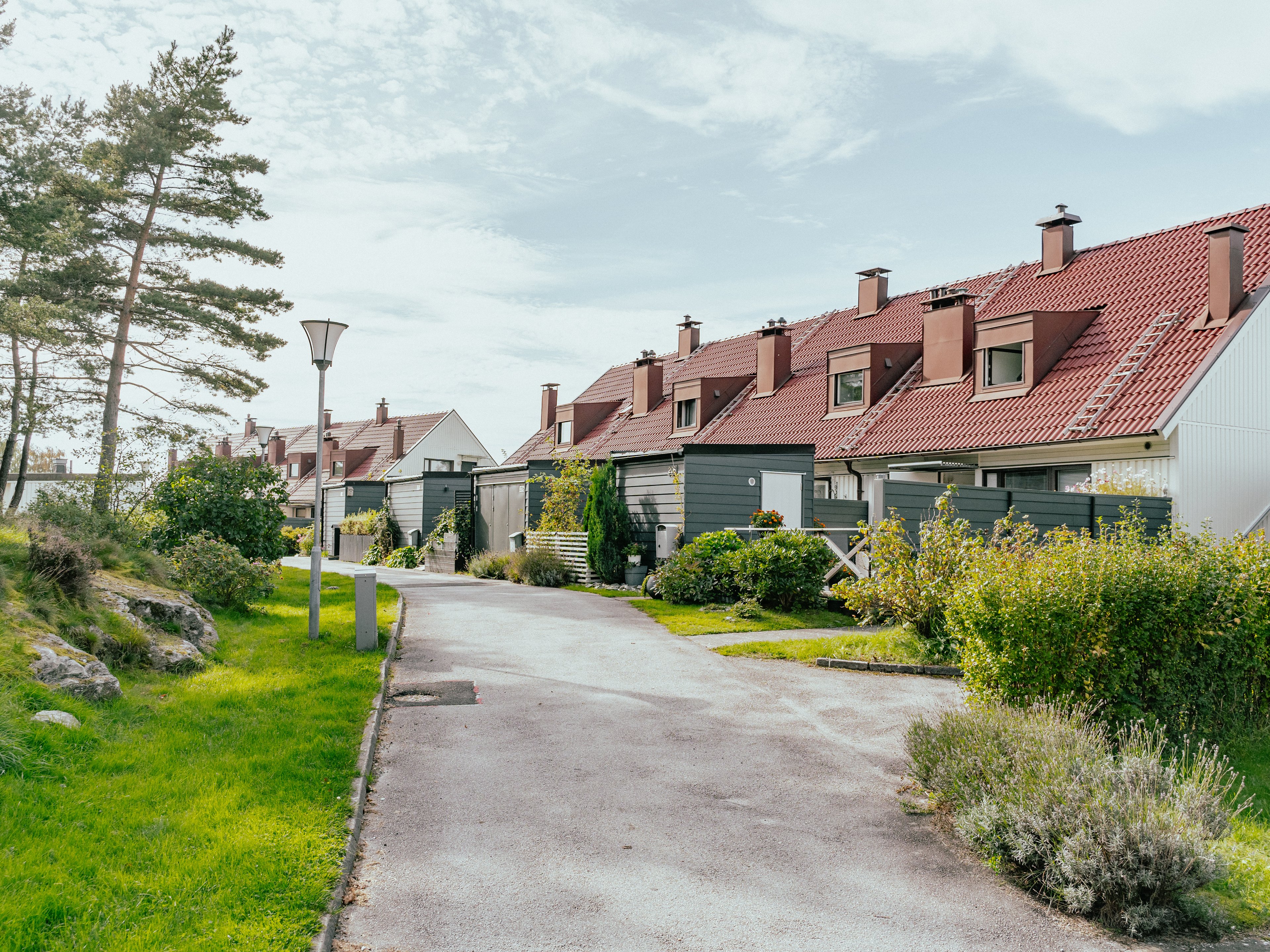 En gata genom ett radhusområde