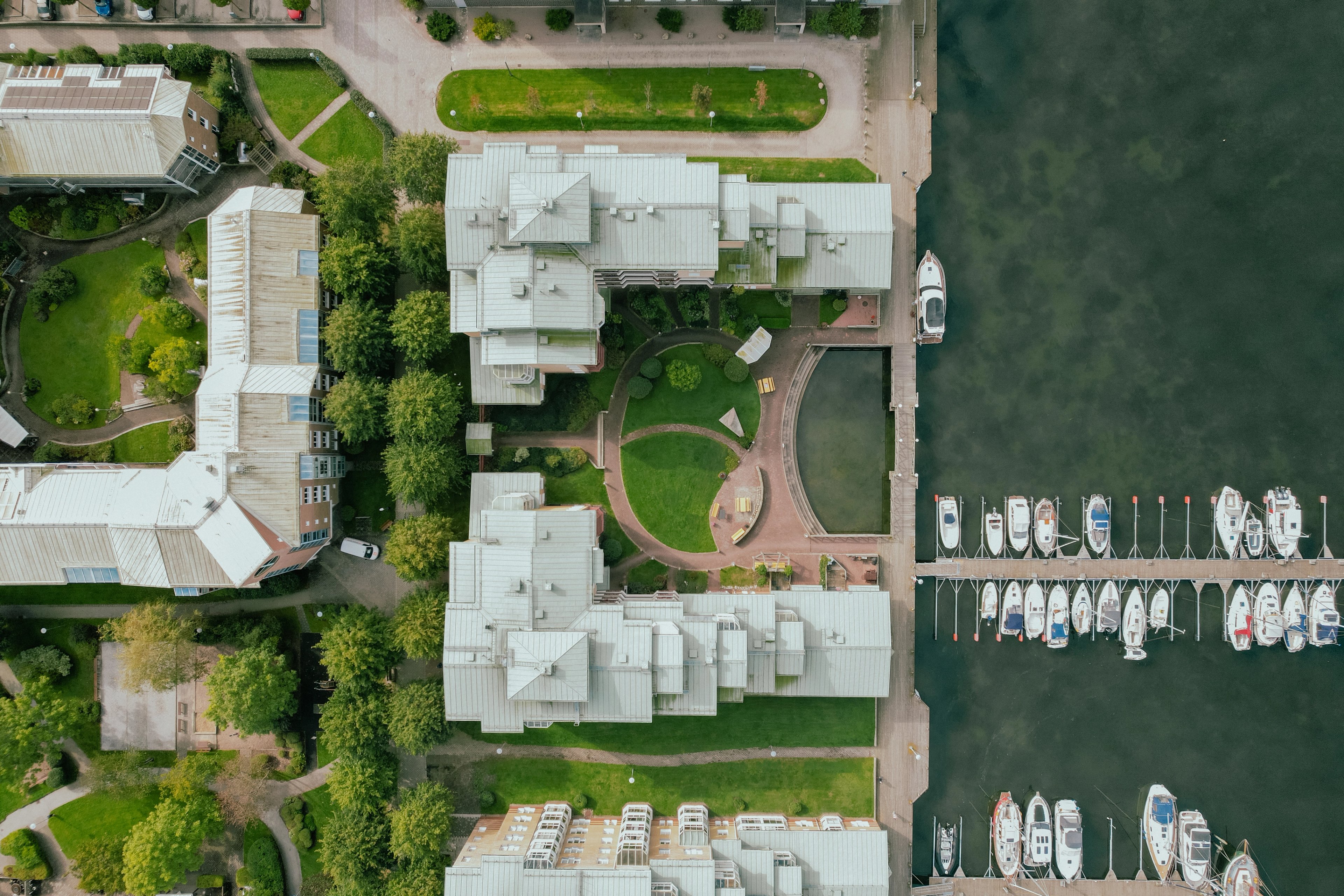 Flygbild över kvarteret Skonaren på Stenunge strand