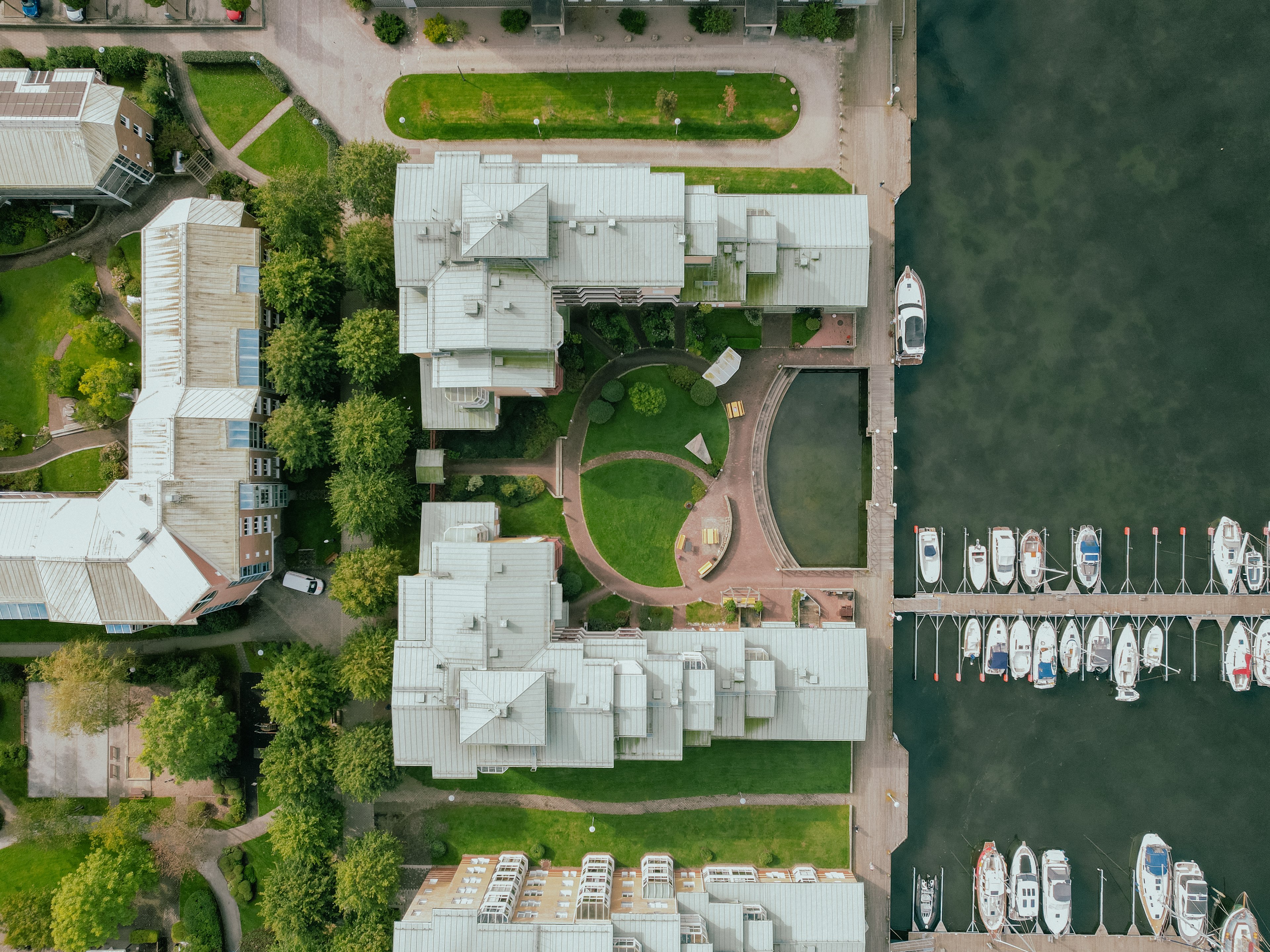 Flygbild över kvarteret Skonaren på Stenunge strand
