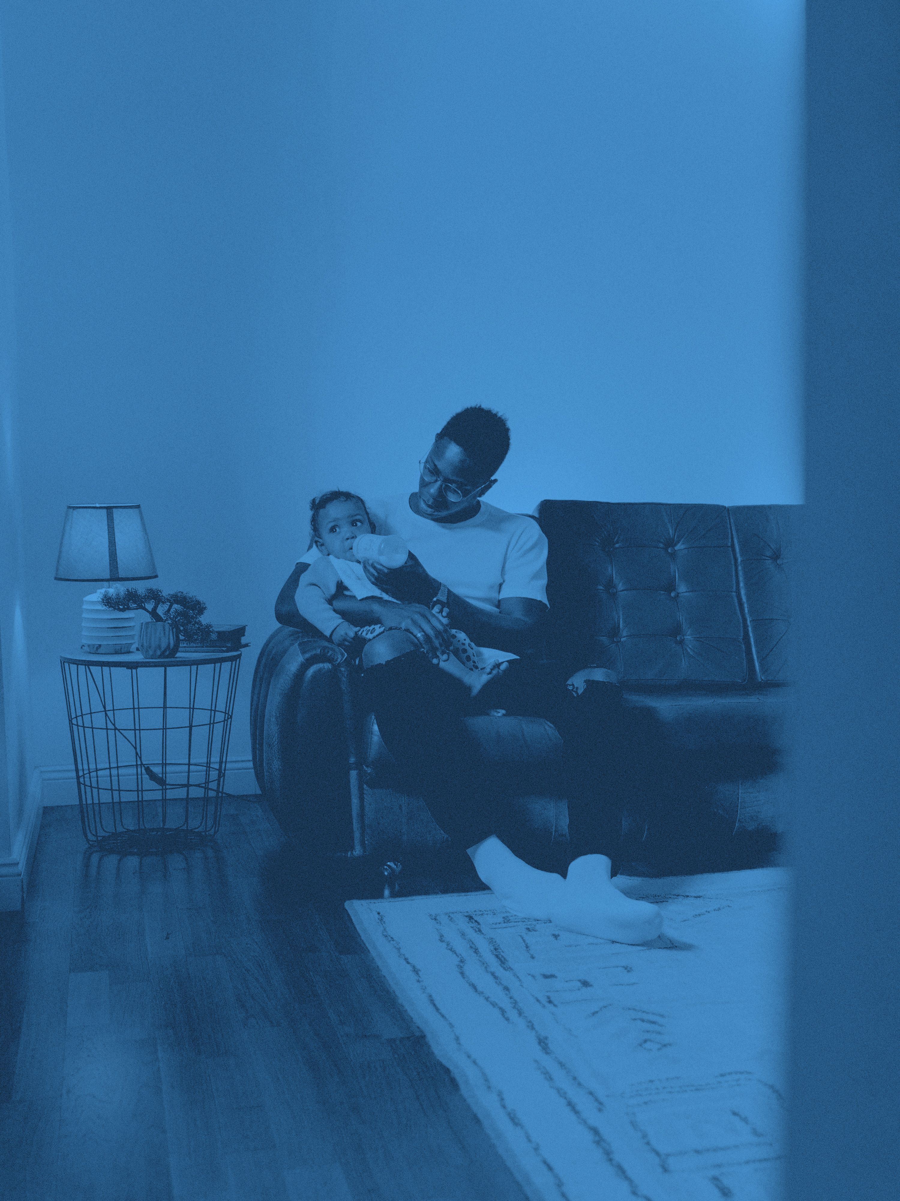 En pappa som matar ett barn med flaska