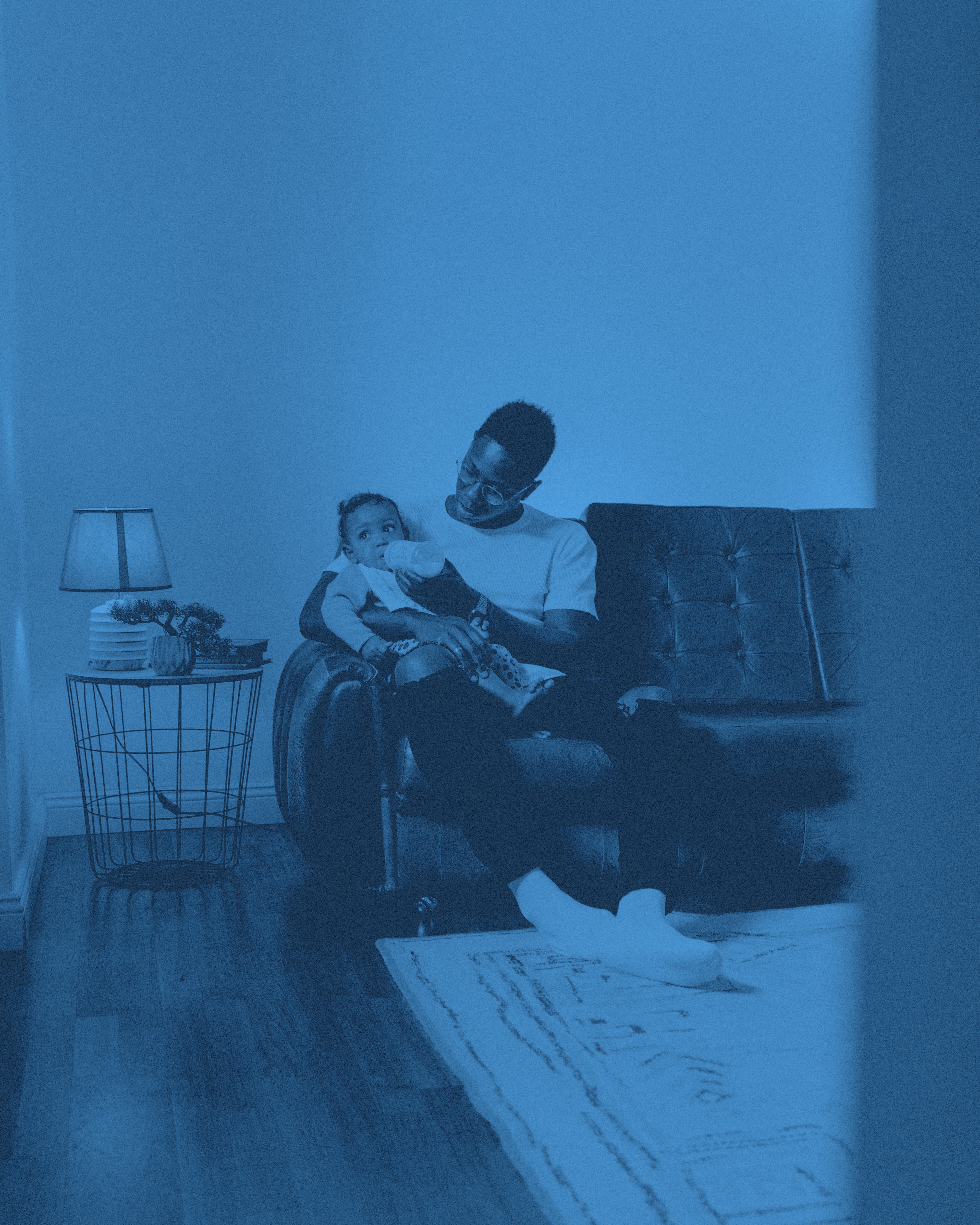 En pappa som matar ett barn med flaska