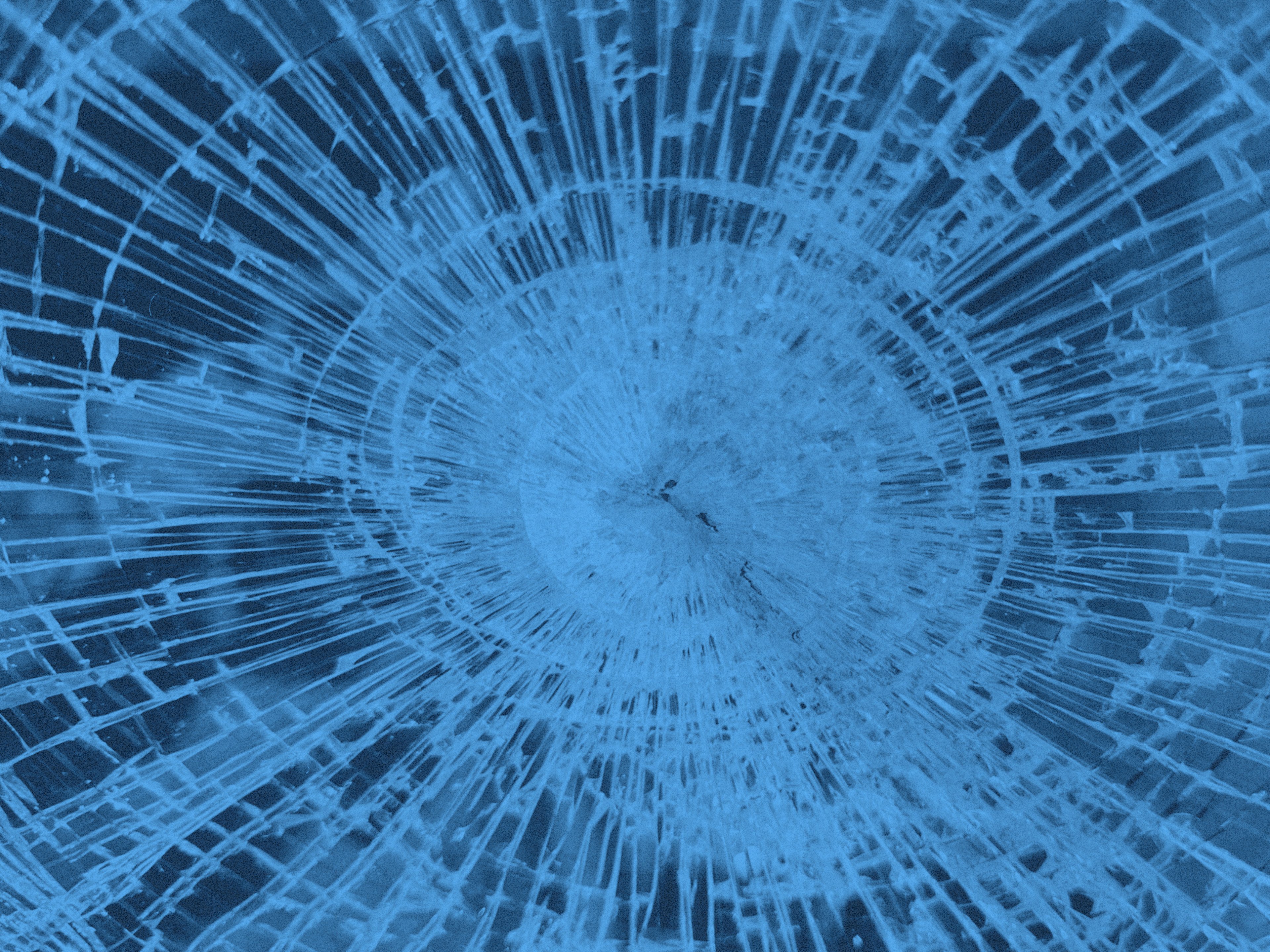 Närbild på trasigt fönster