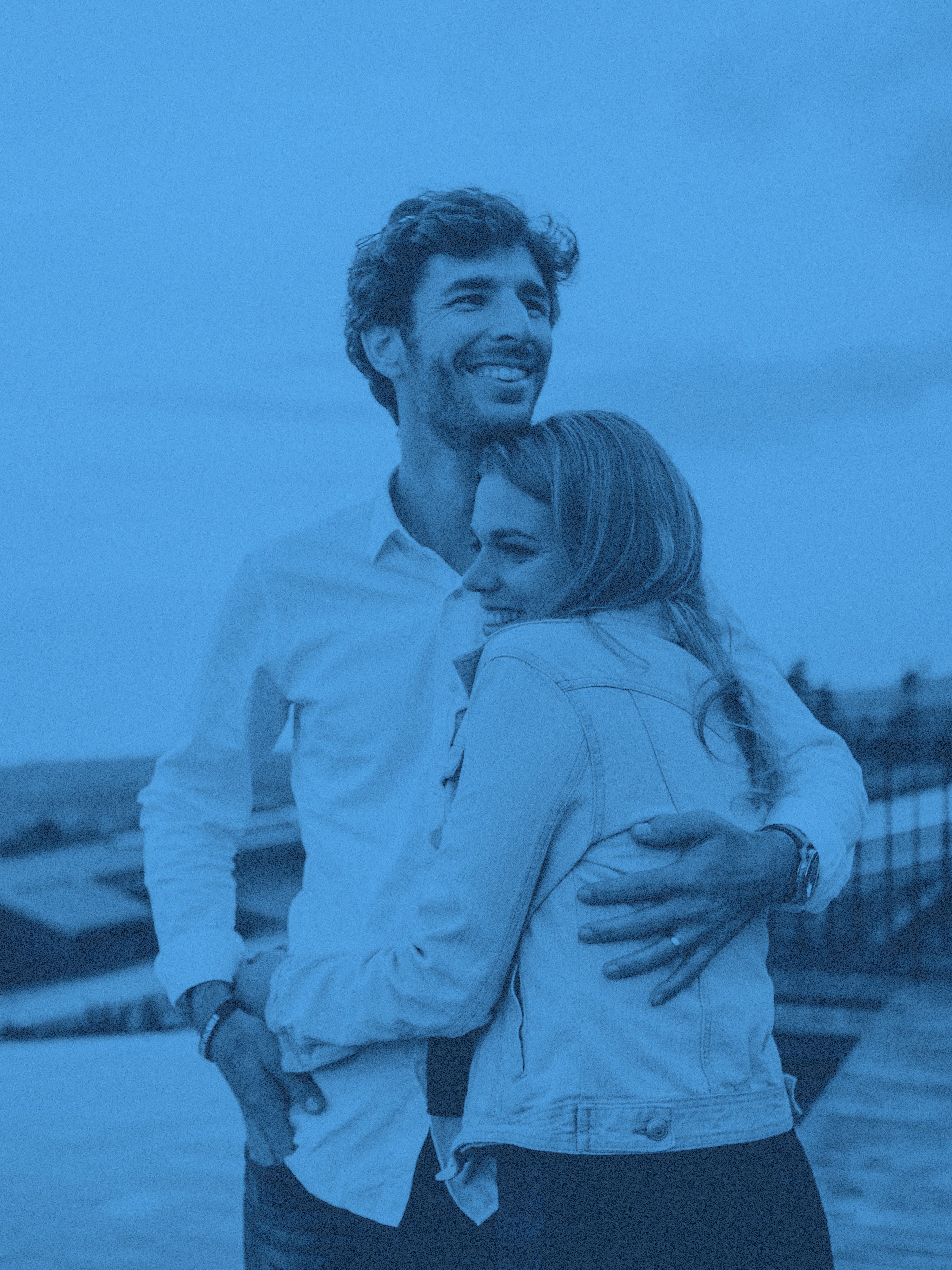 Ett ungt par håller om varandra