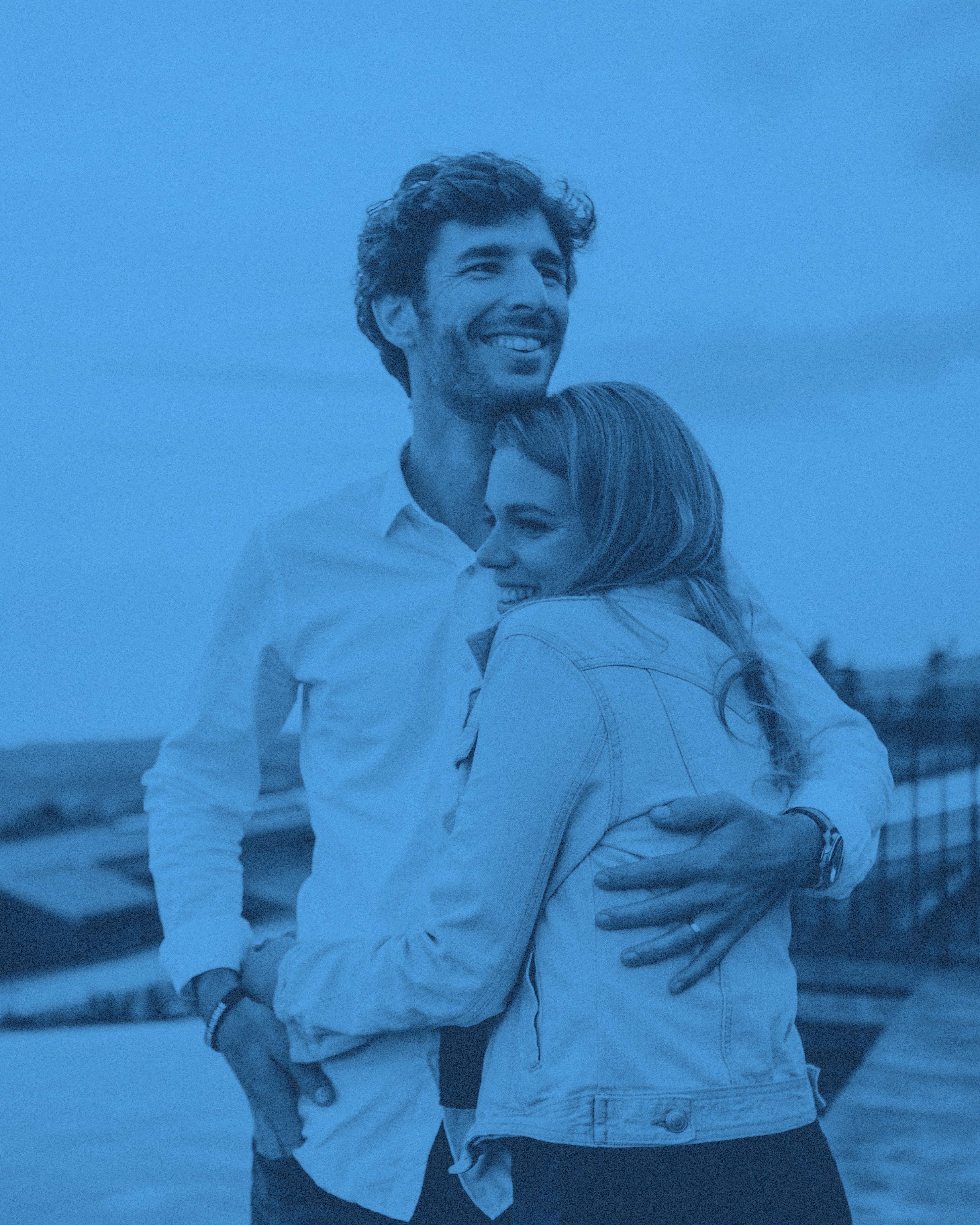 Ett ungt par håller om varandra