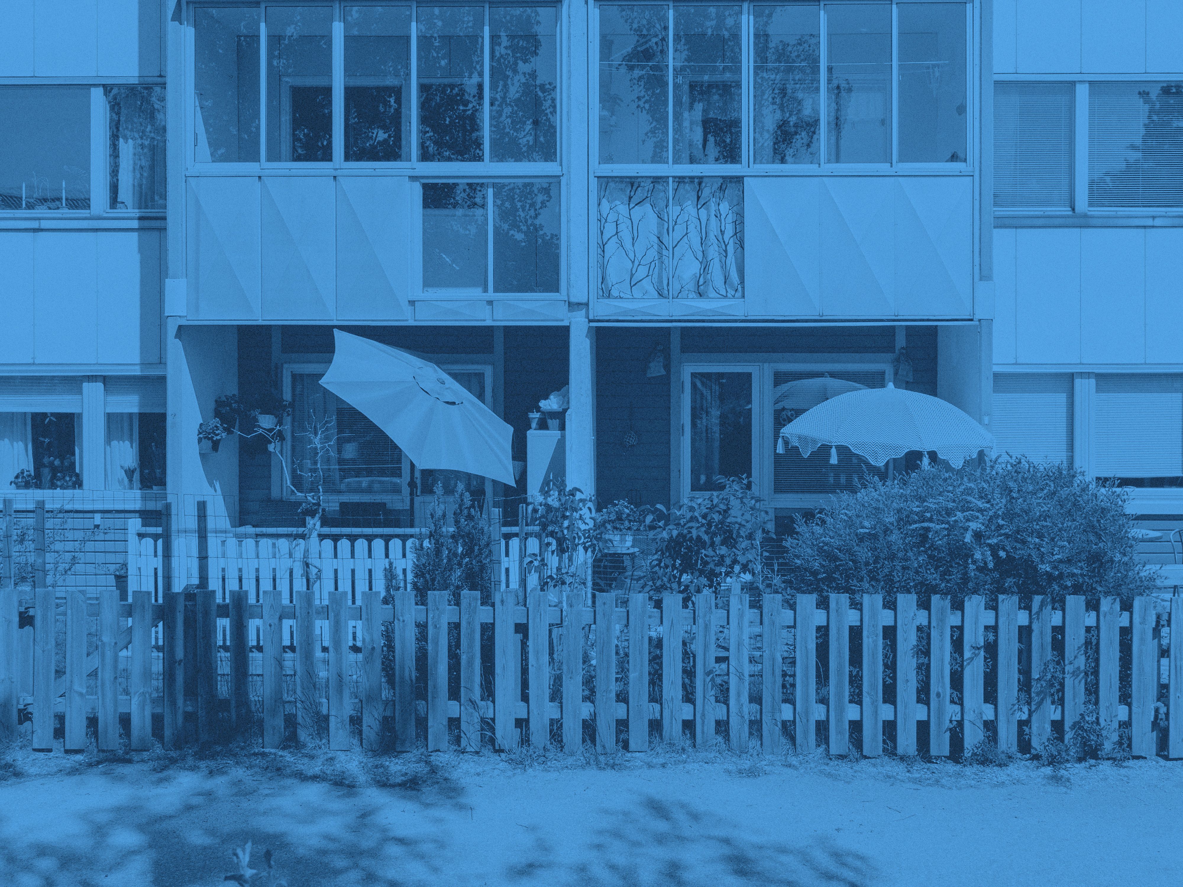 En  uteplats med grönska i ett lägenhetsområde