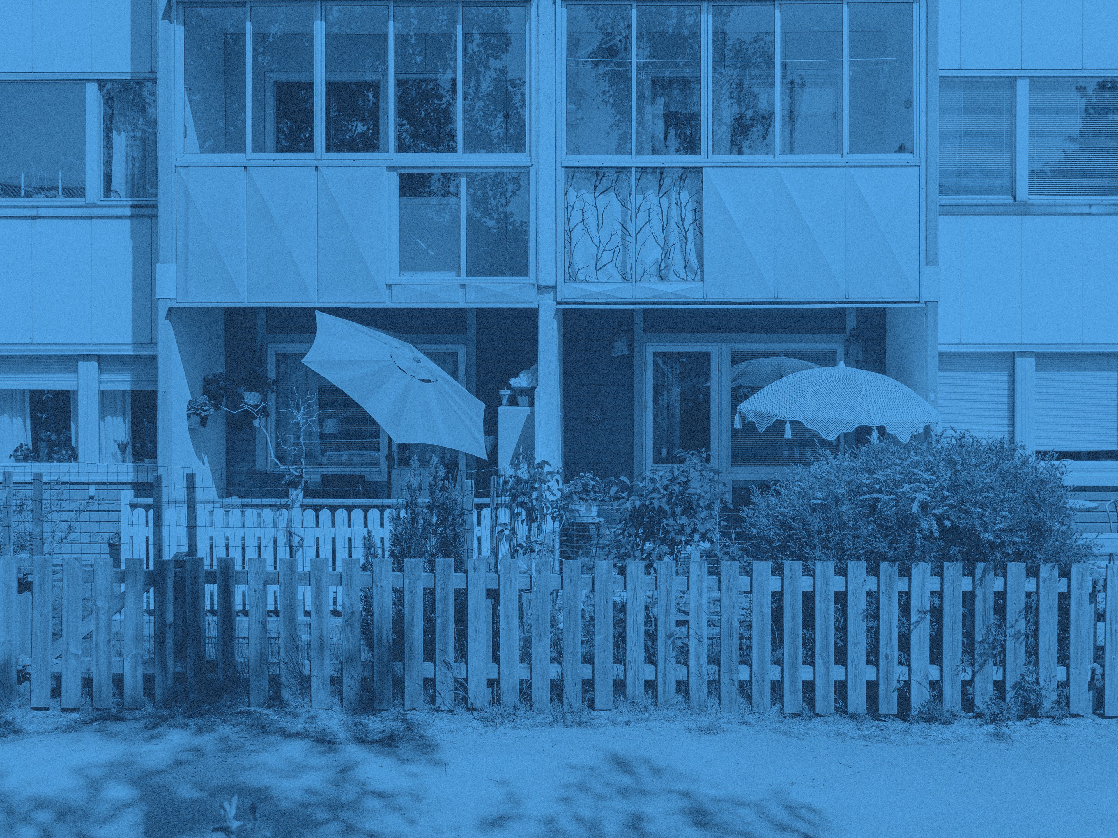 En uteplats med grönska i ett lägenhetsområde