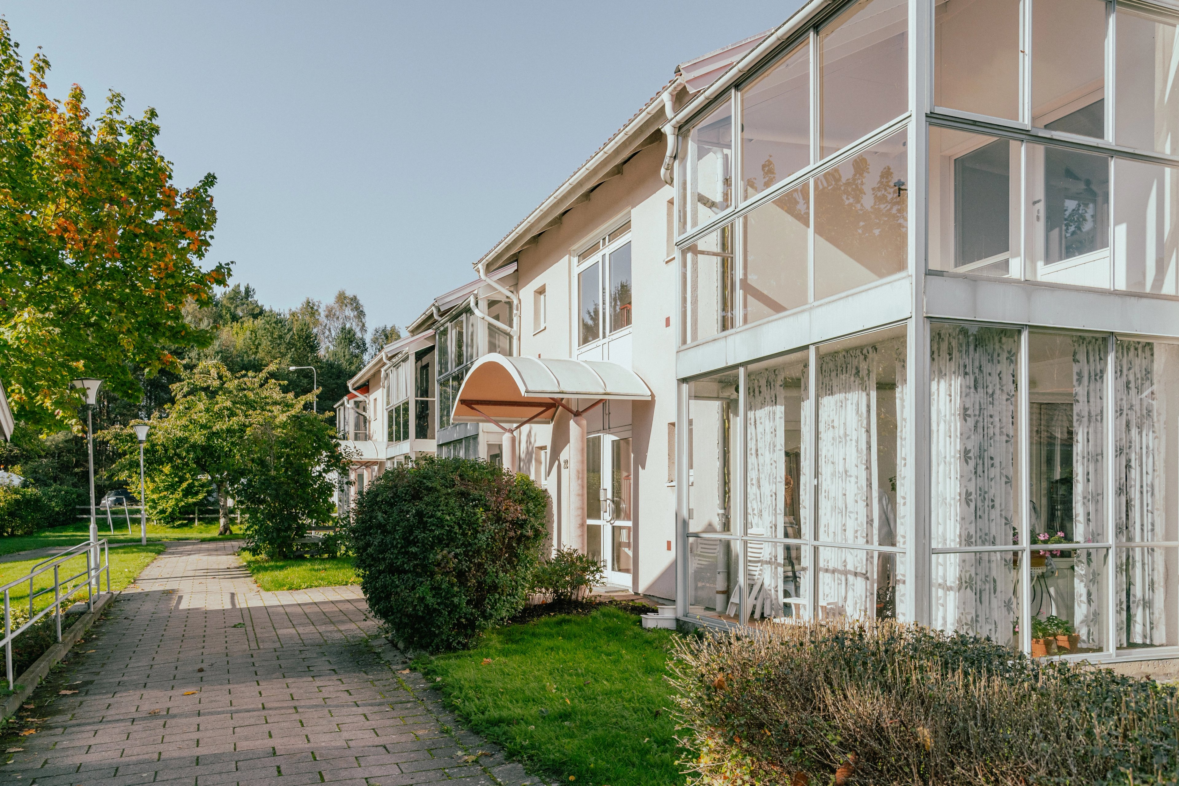 En fasad med inglasade balkonger