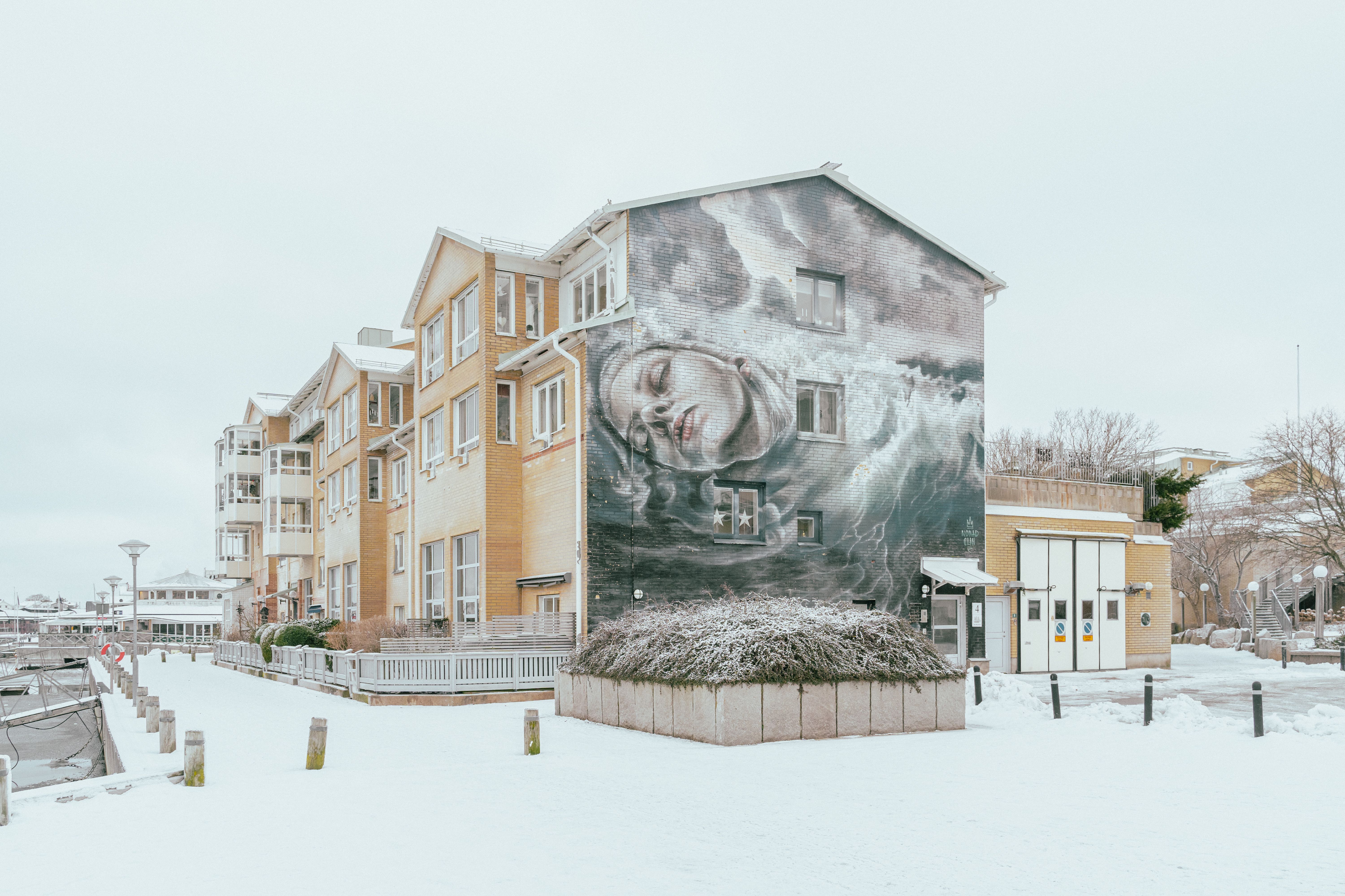 En muralmålning på en husfasad