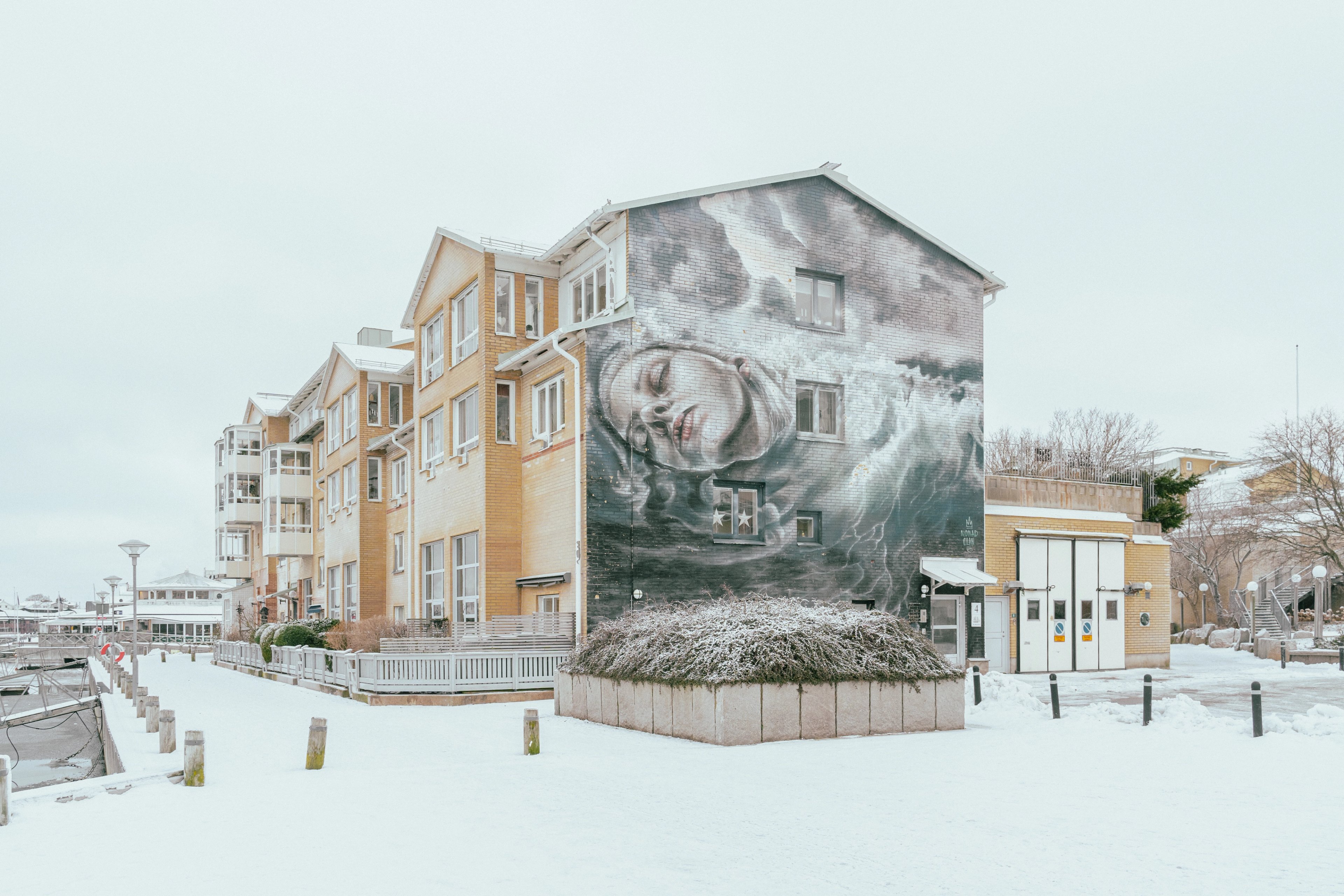 En muralmålning på en husfasad