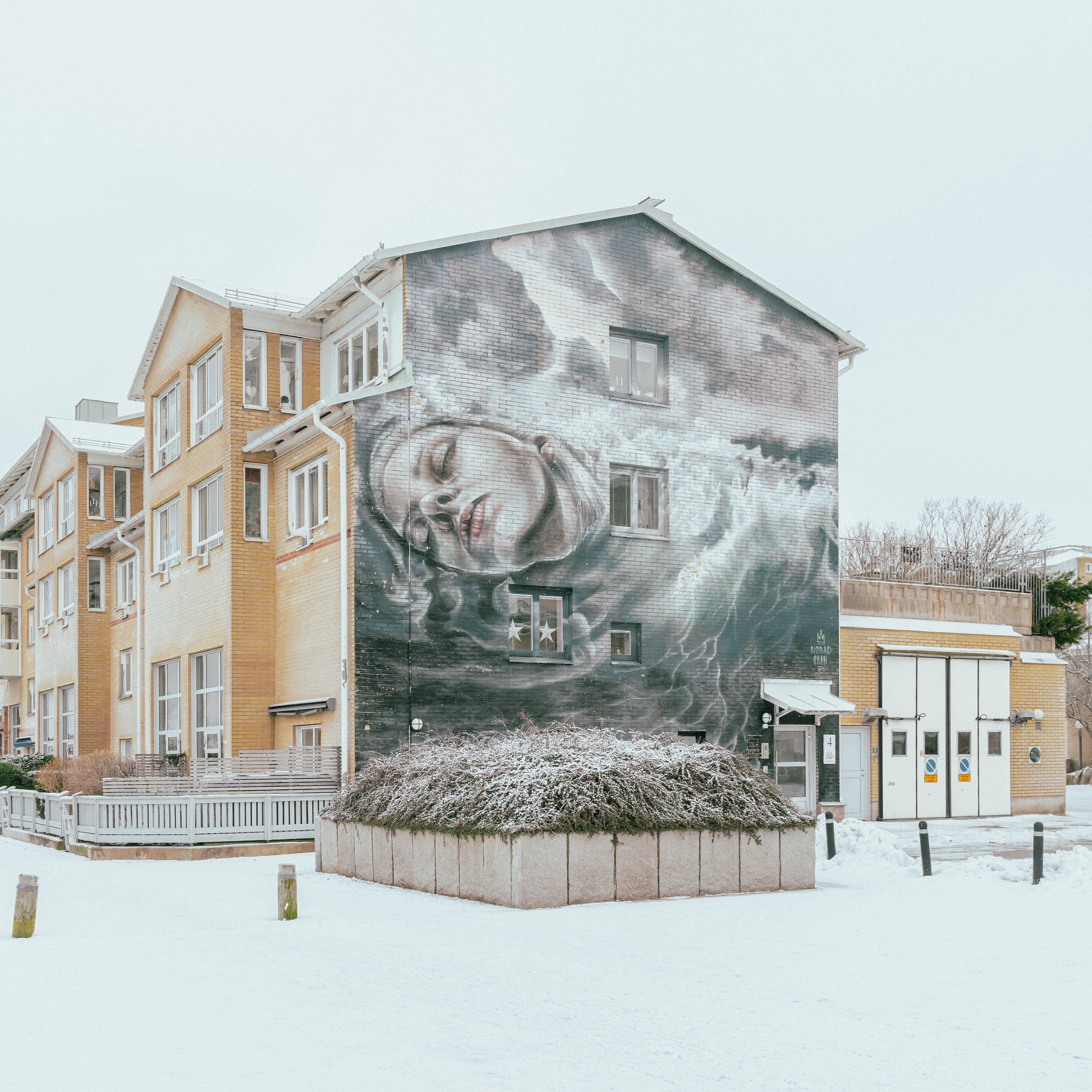 En muralmålning på en husfasad