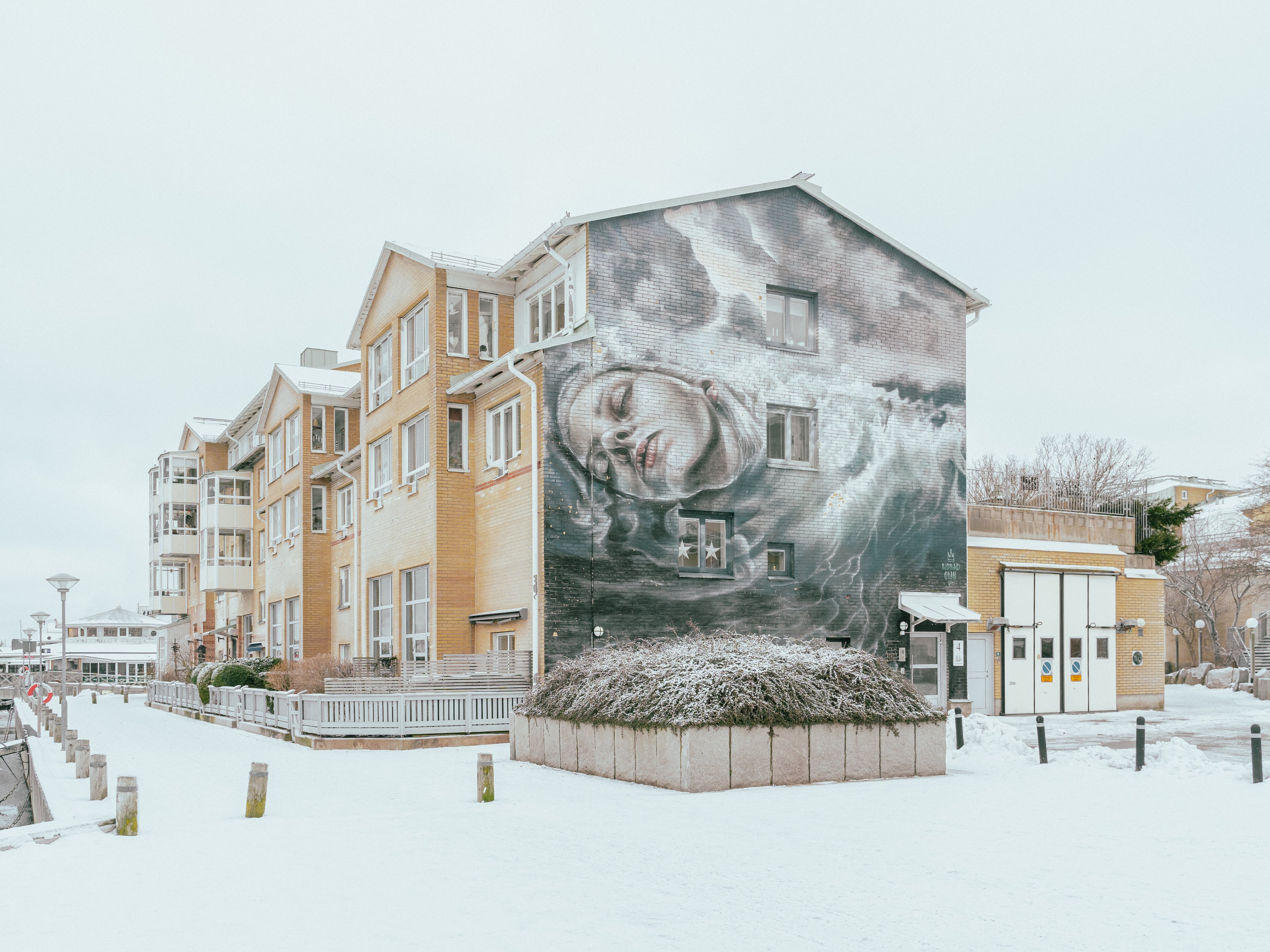 En muralmålning på en husfasad