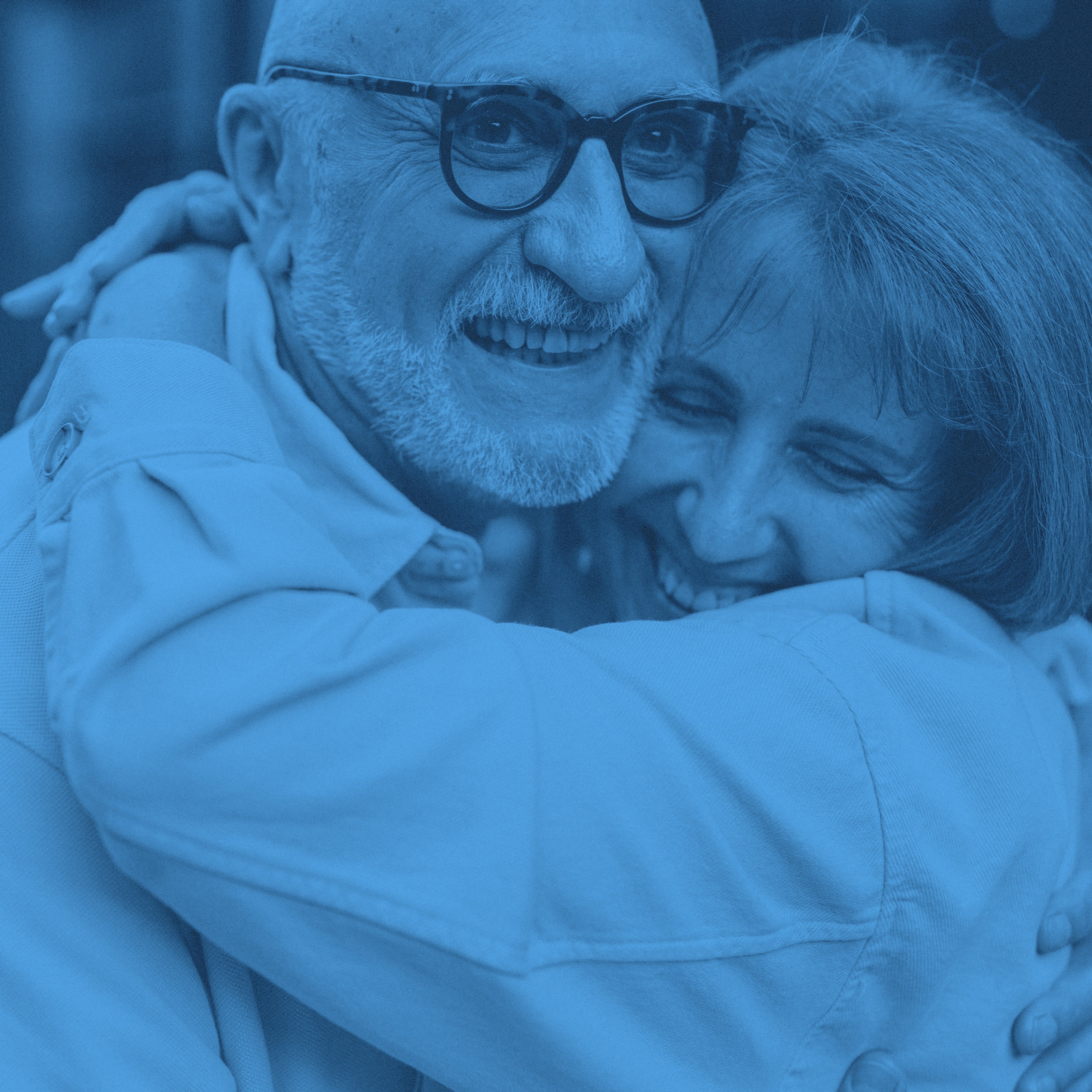 Två äldre personer kramas