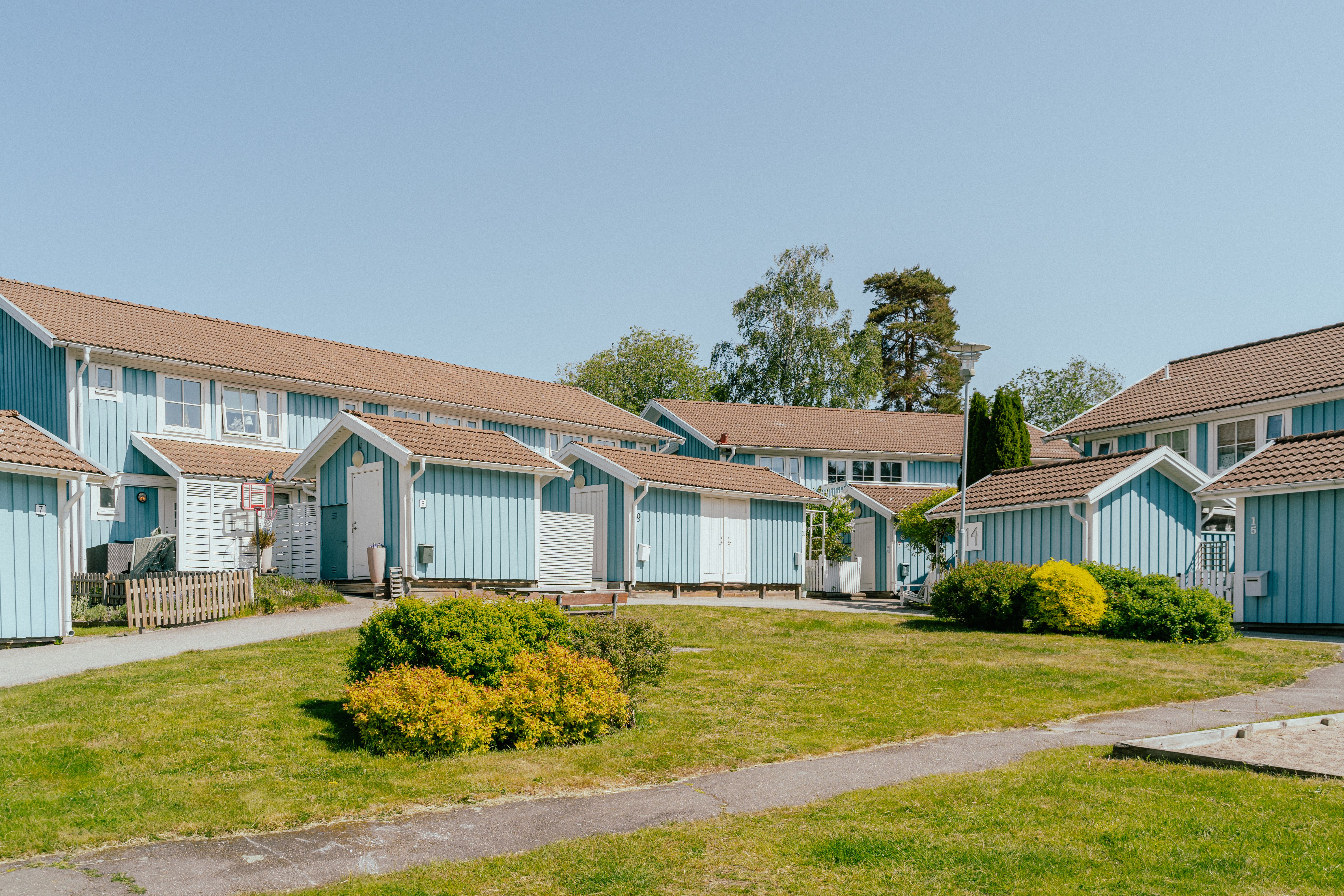 Ett radhusområde med en innergård med en gräsmatta