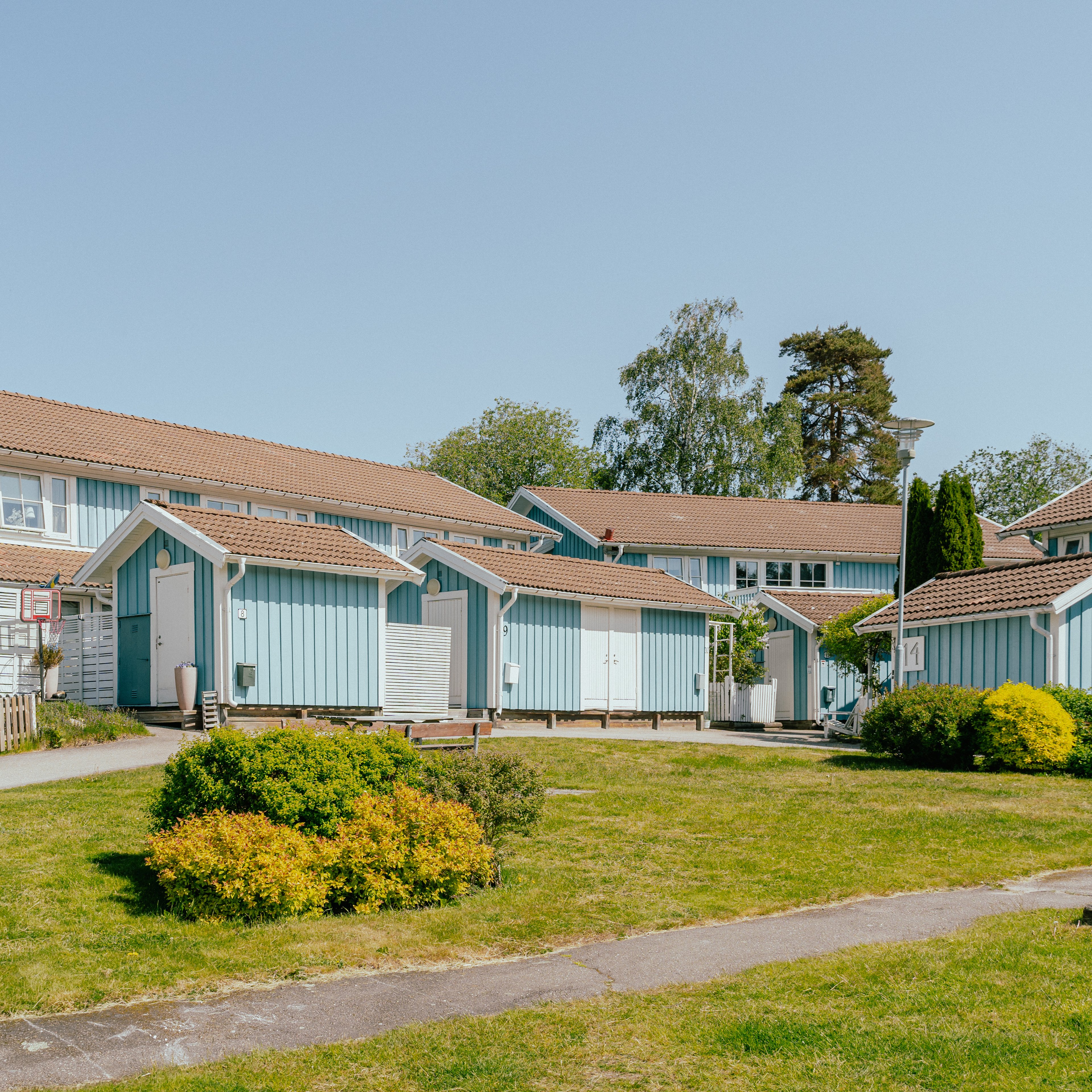 Ett radhusområde med en innergård med en gräsmatta