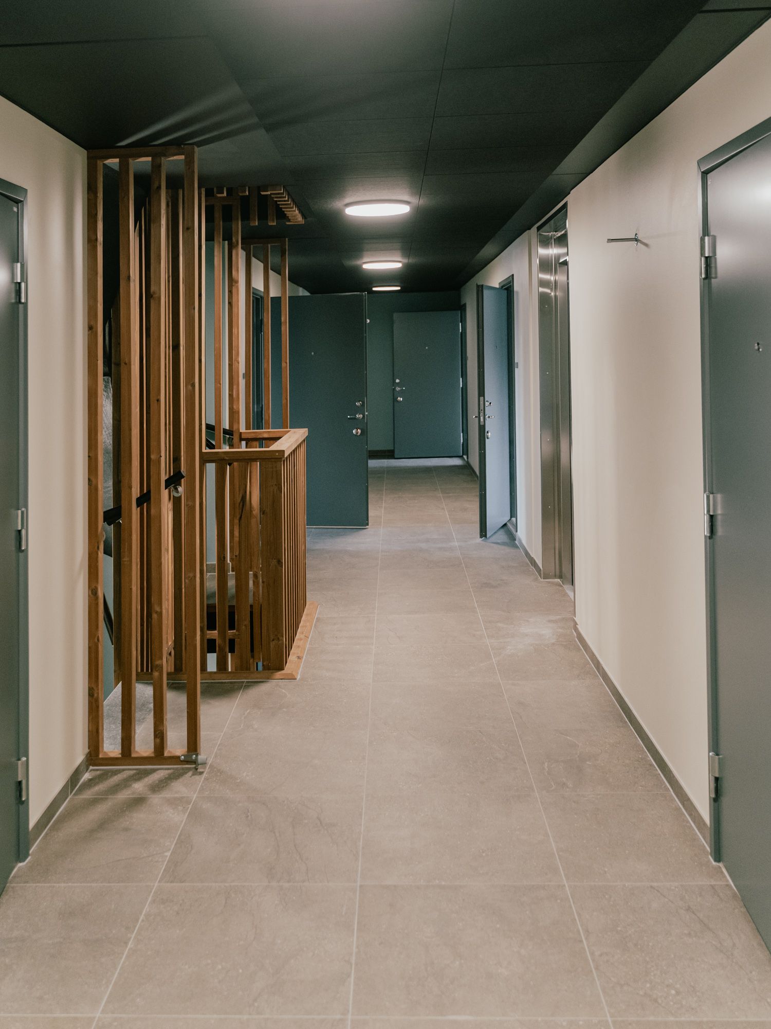 Ett trapphus med dörrar på vardera sidan