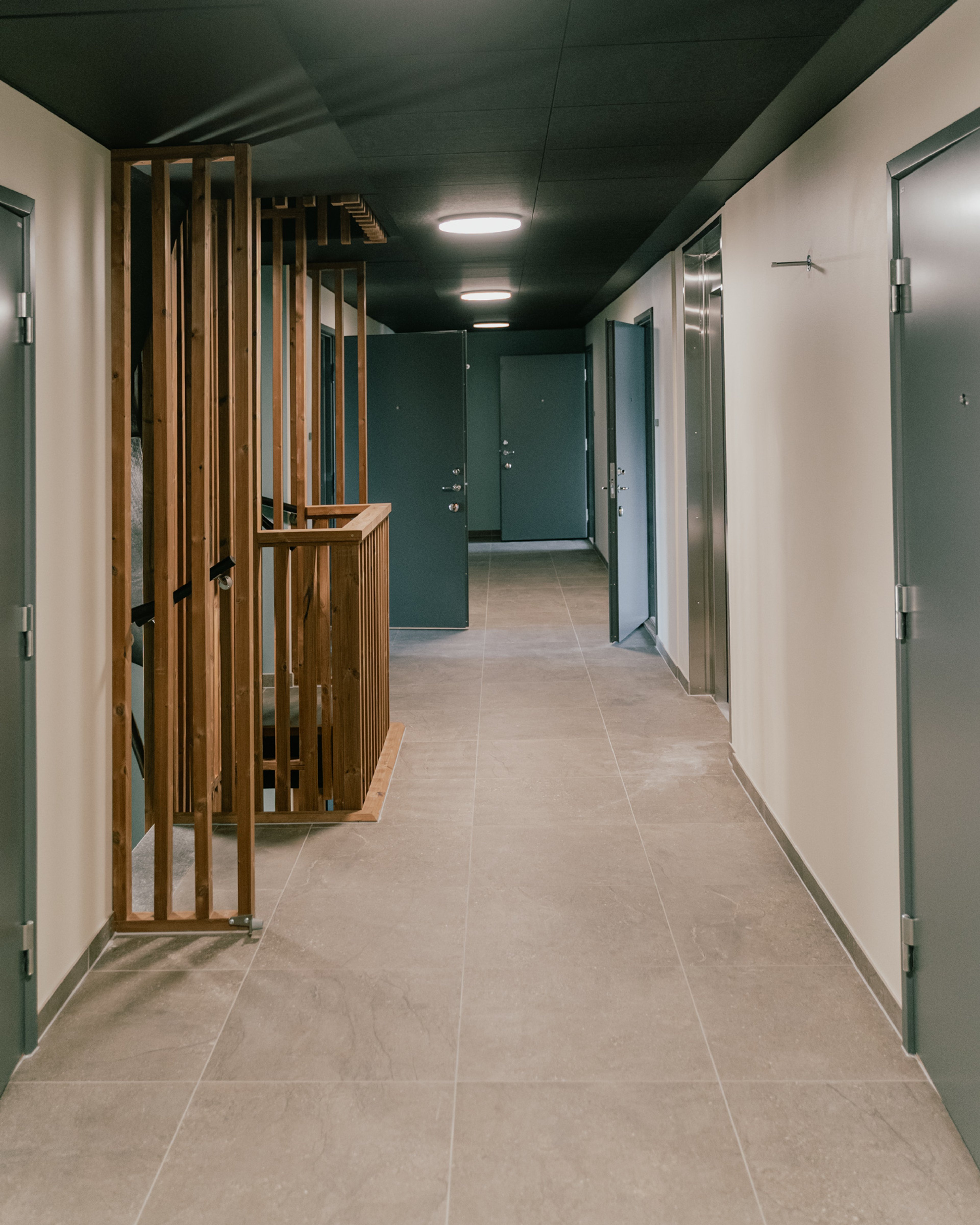 Ett trapphus med dörrar på vardera sidan