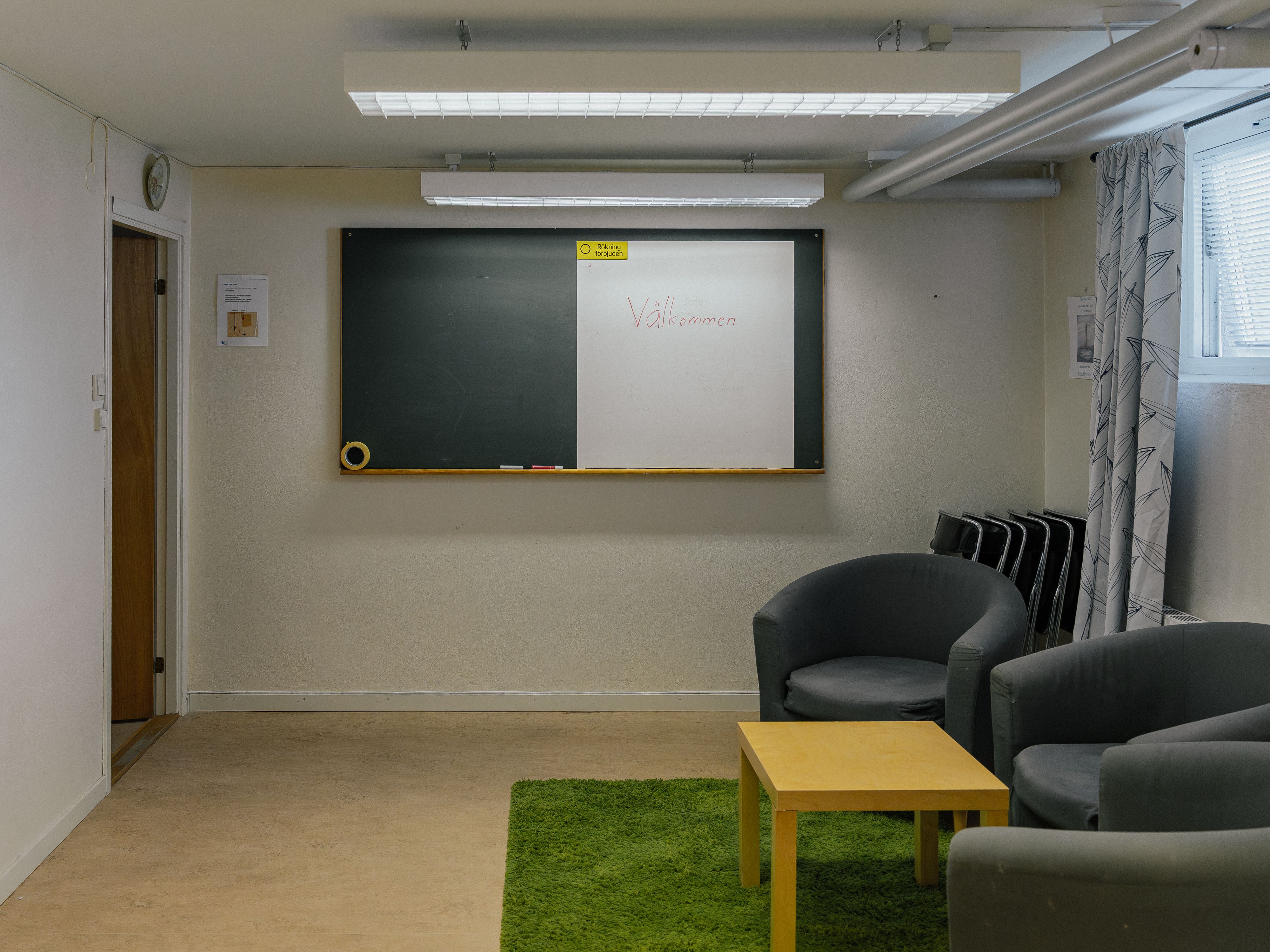 En tom lokal med fotöljer