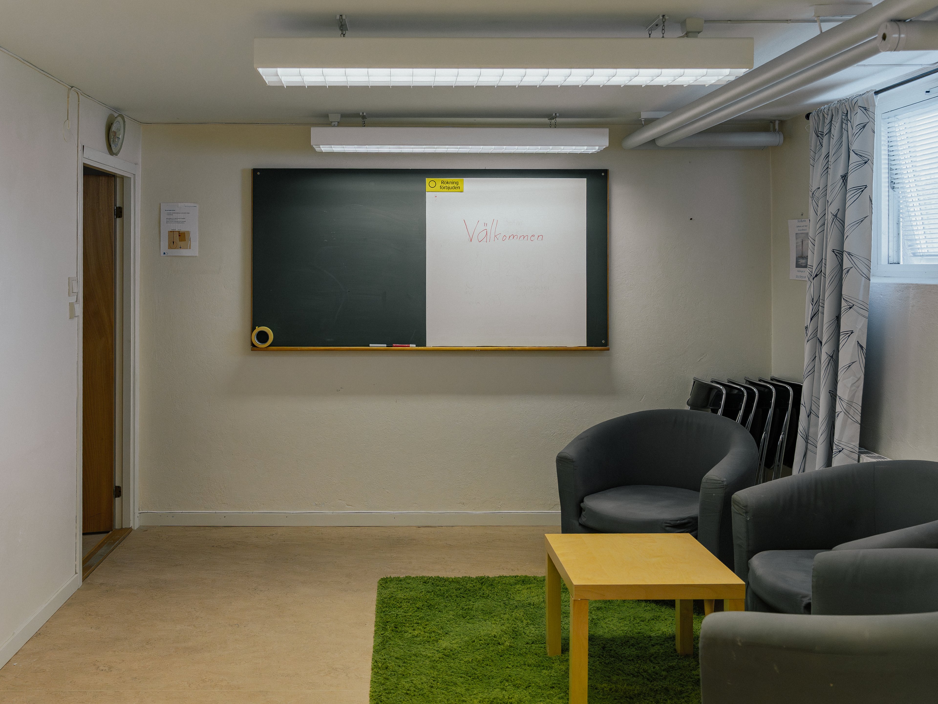 En tom lokal med fotöljer