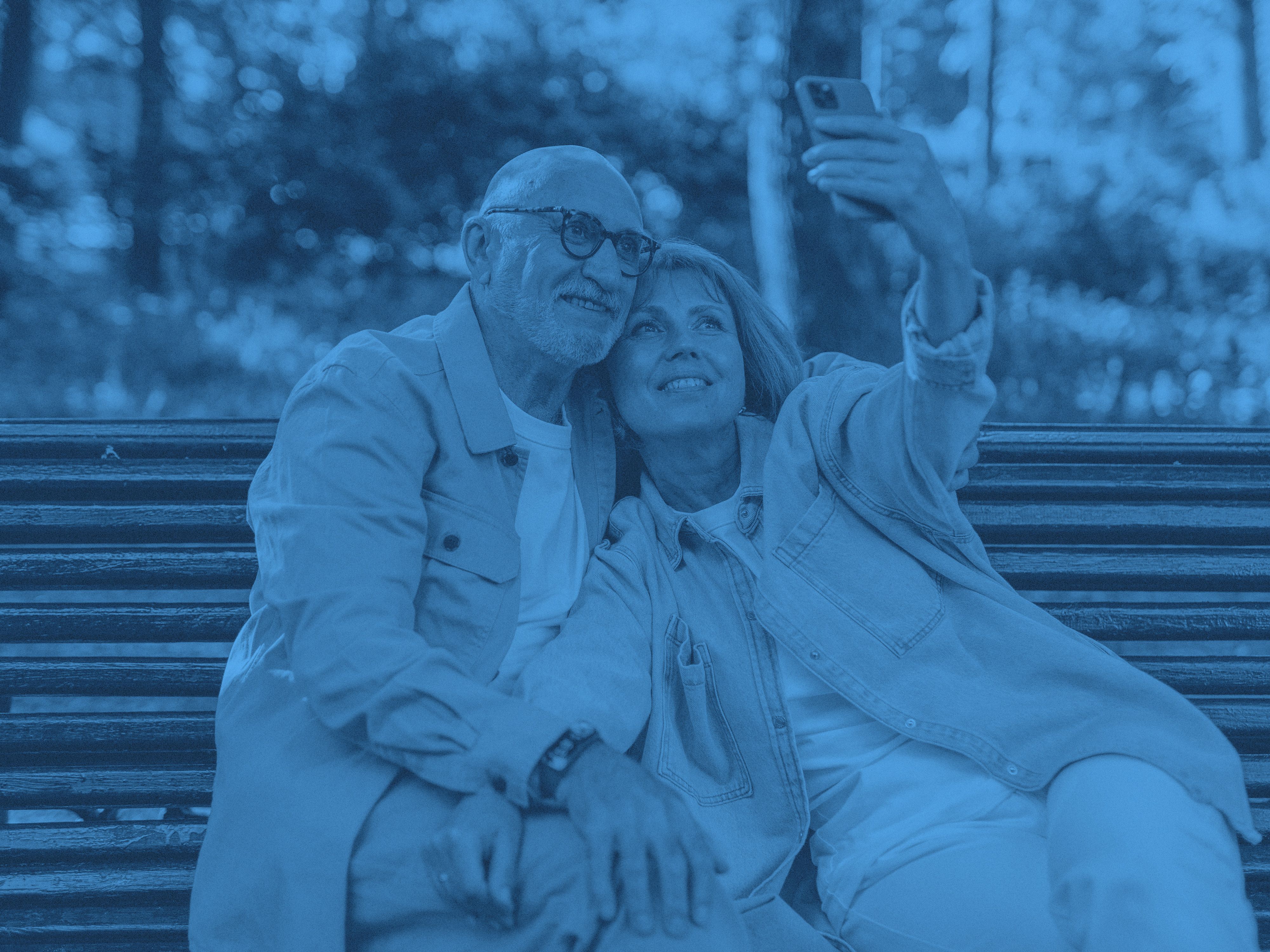 Två personer på en bänk tar en selfie ihop