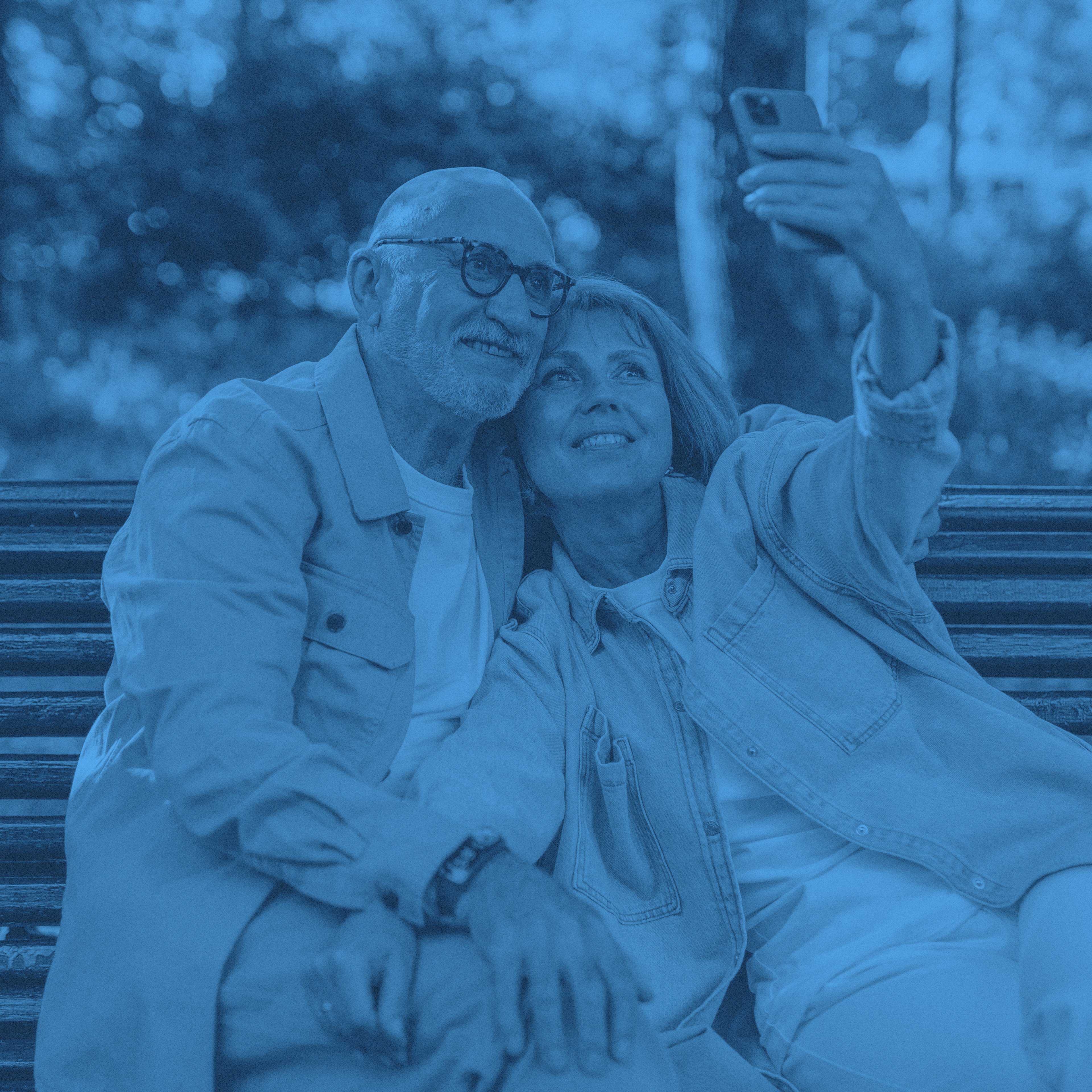 Två personer på en bänk tar en selfie ihop