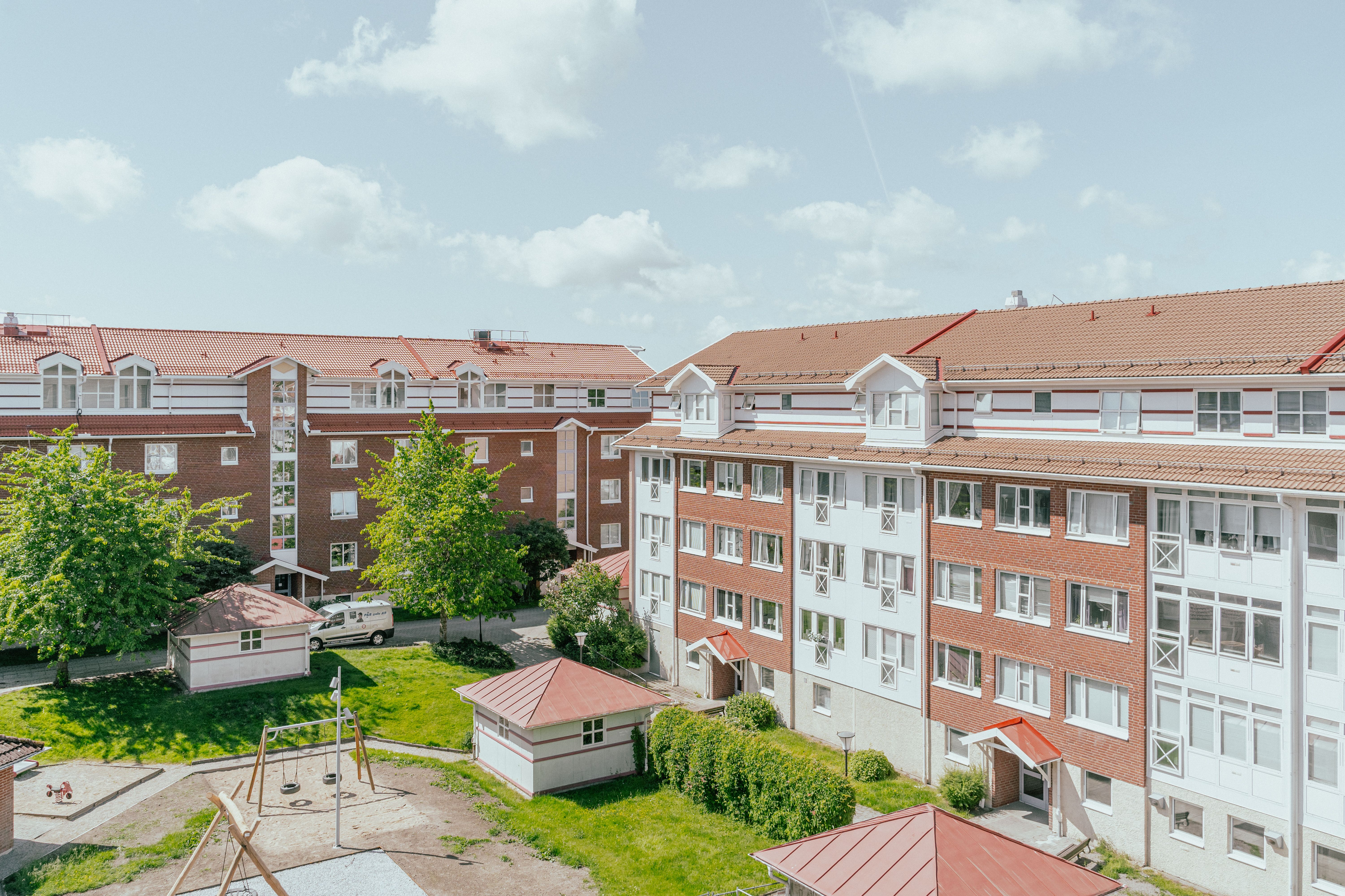 Utsikt över gård från balkong på fjärde våningen