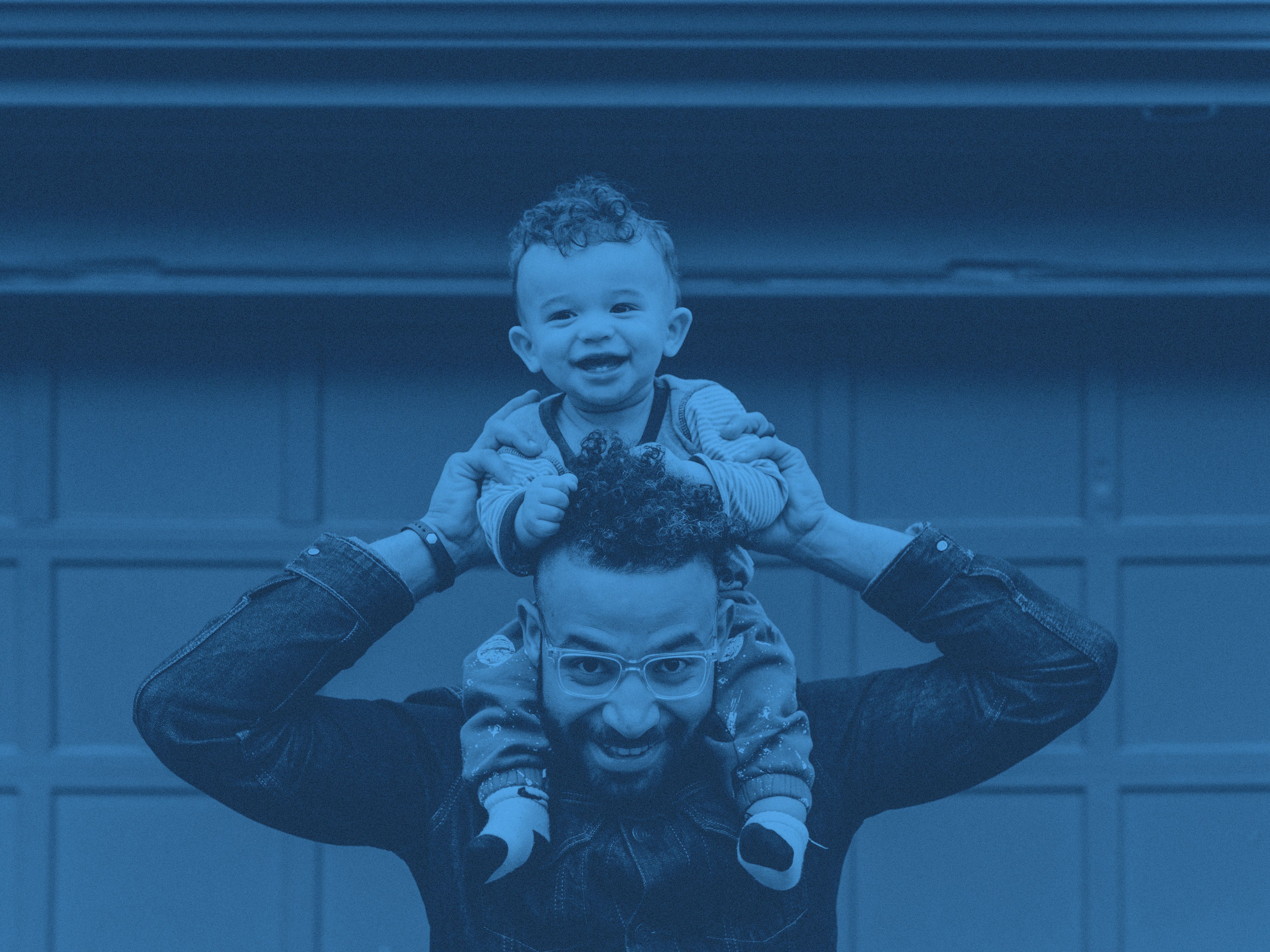 En pappa med ett litet barn på axlarna