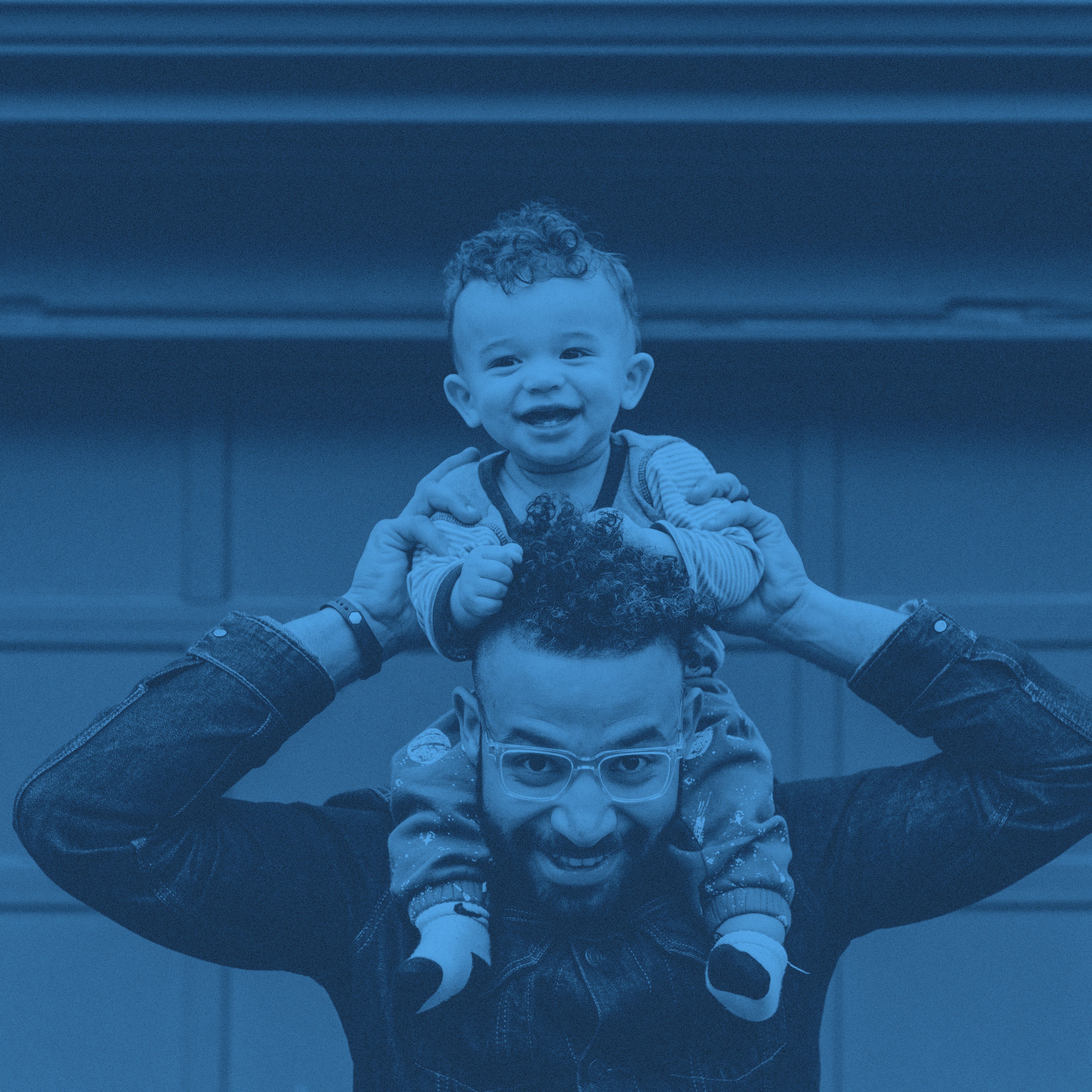 En pappa med ett litet barn på axlarna