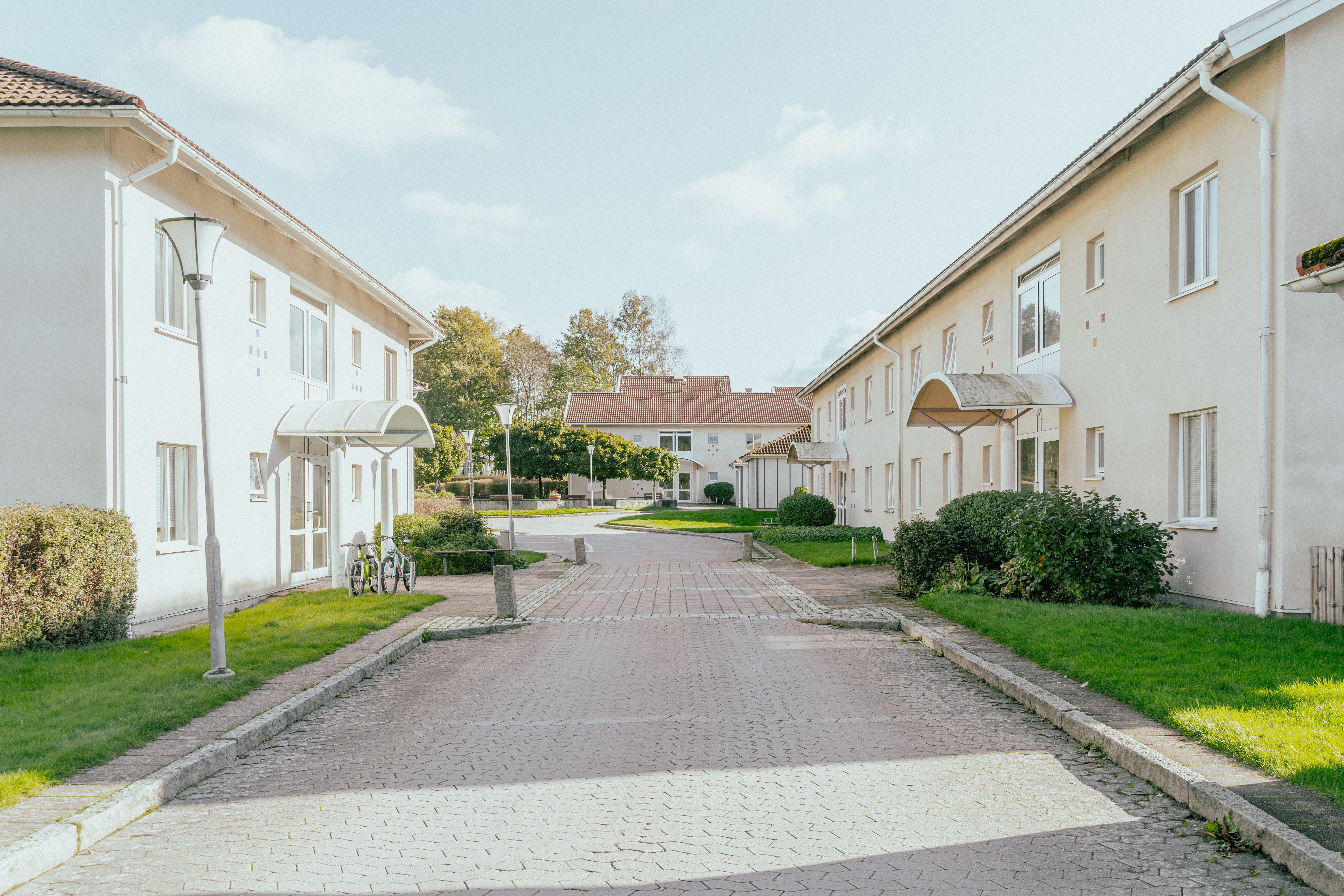 En mindre gata med tvåvåningshus på vardera sidan