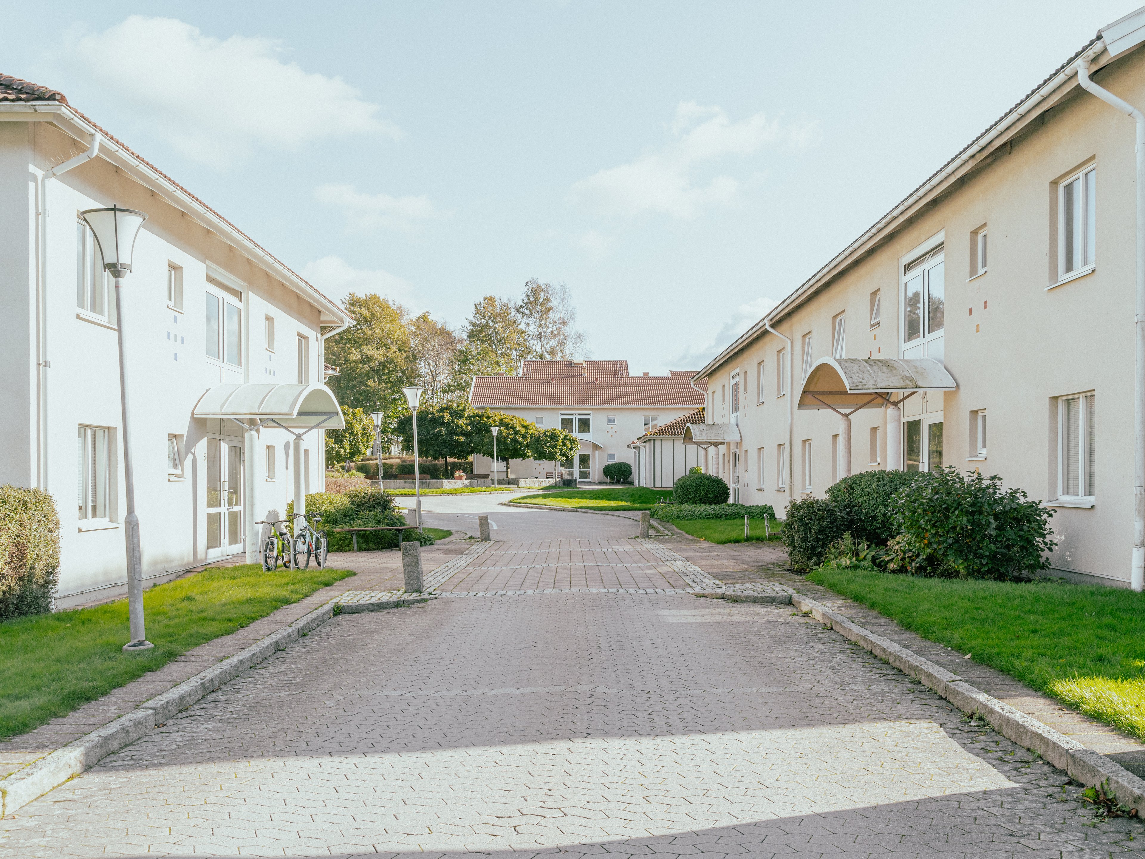 En mindre gata med tvåvåningshus på vardera sidan
