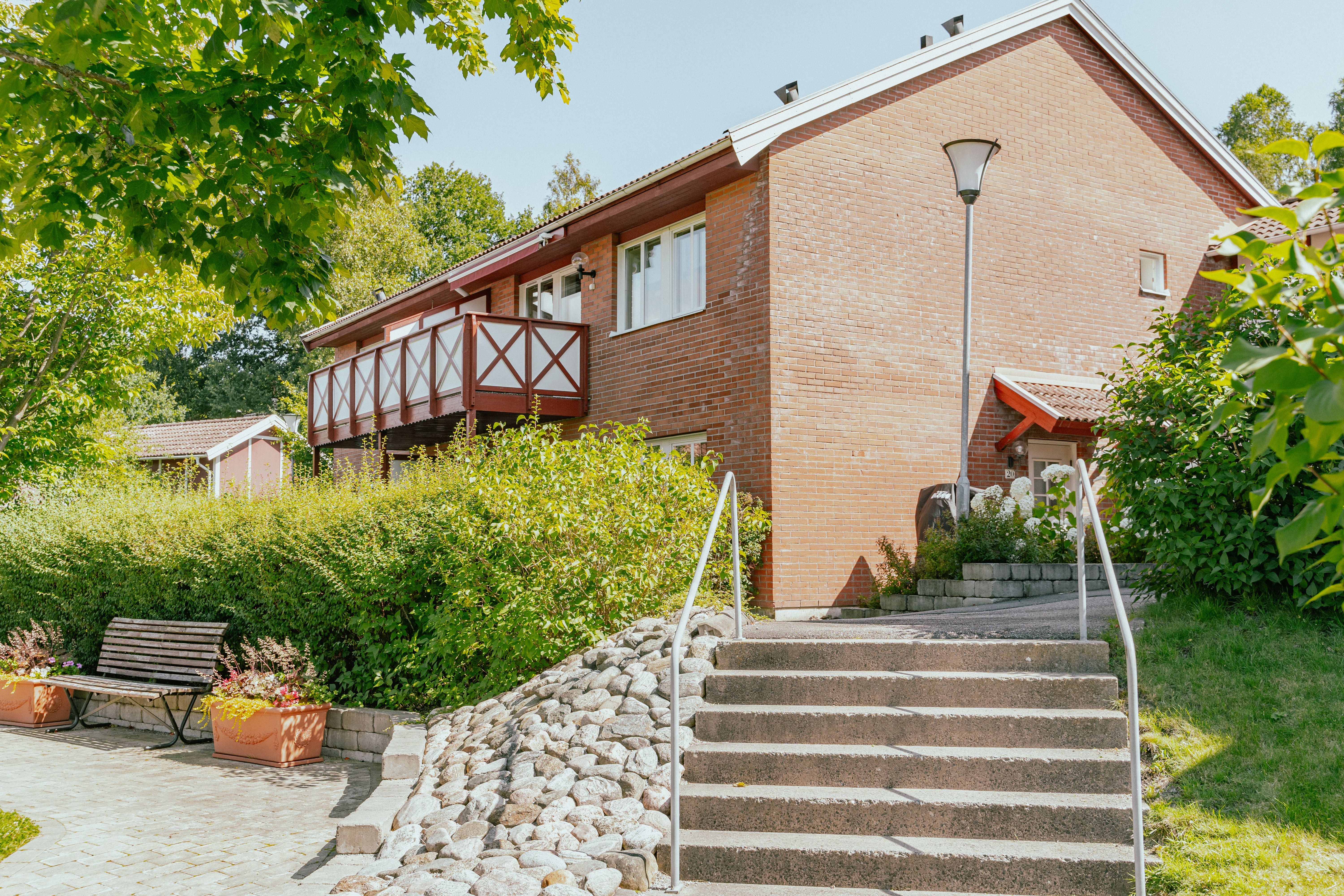 En betongtrappa utomhus som leder upp till ett tvåvåningshus