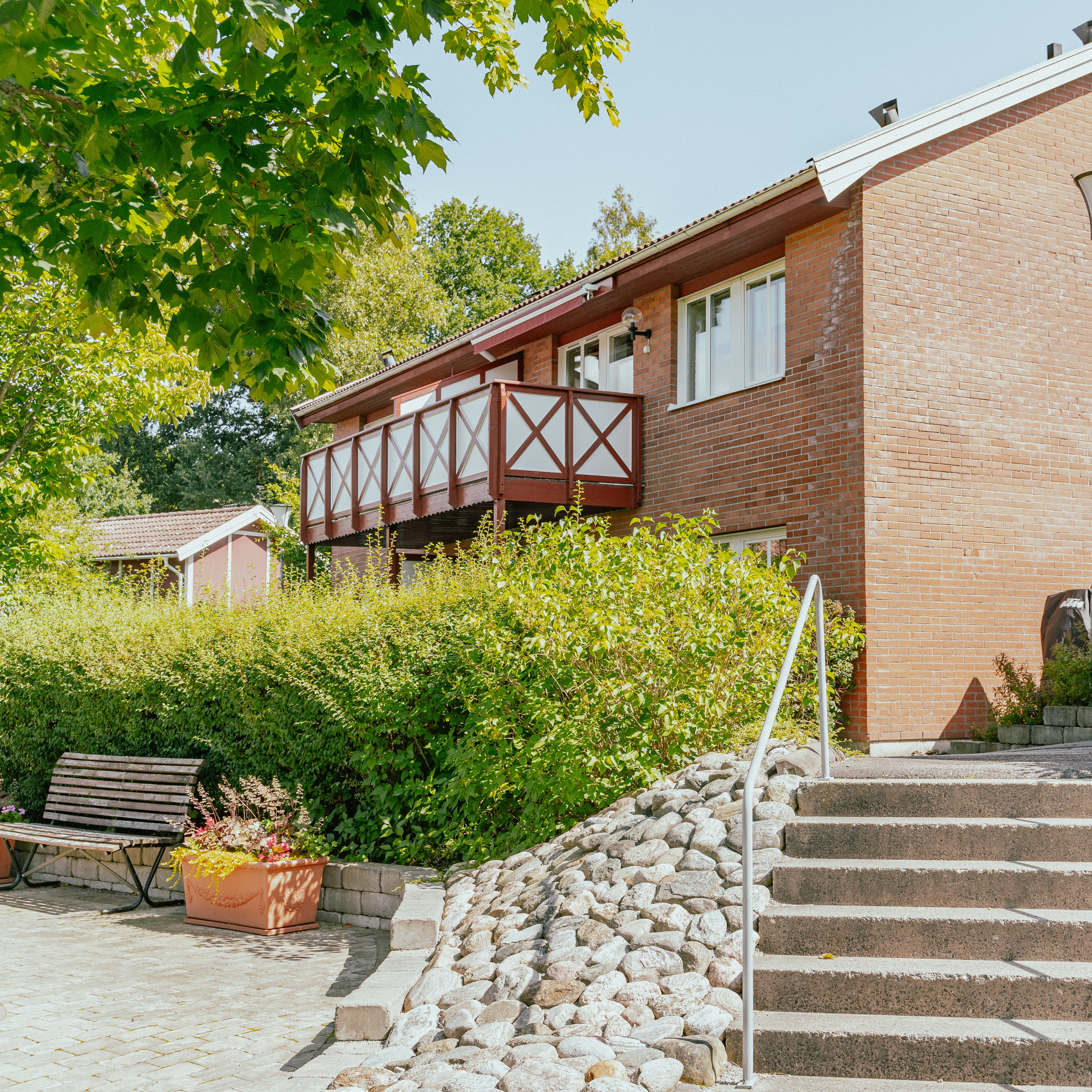 En betongtrappa utomhus som leder upp till ett tvåvåningshus