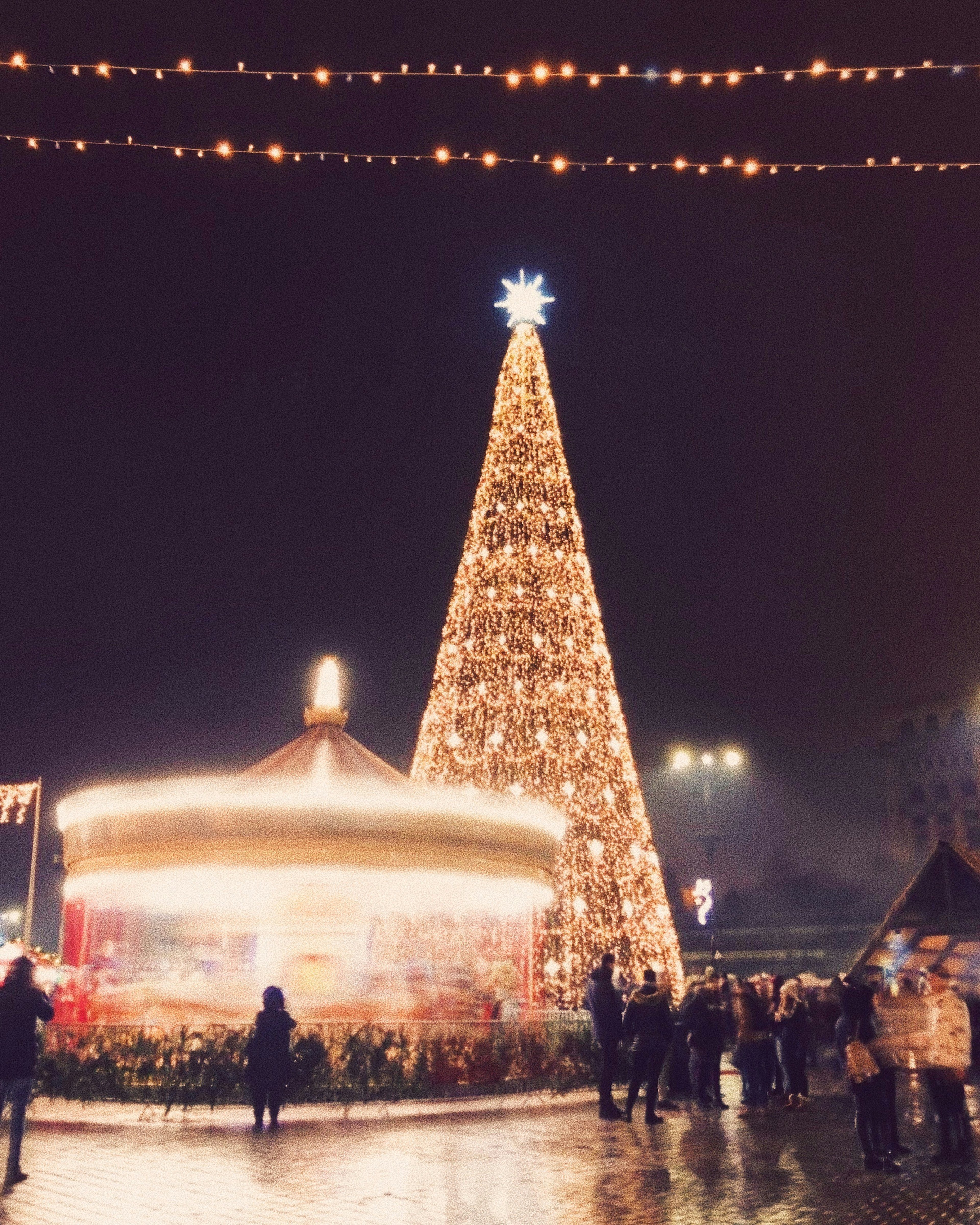 En upptänd julgran på ett torg