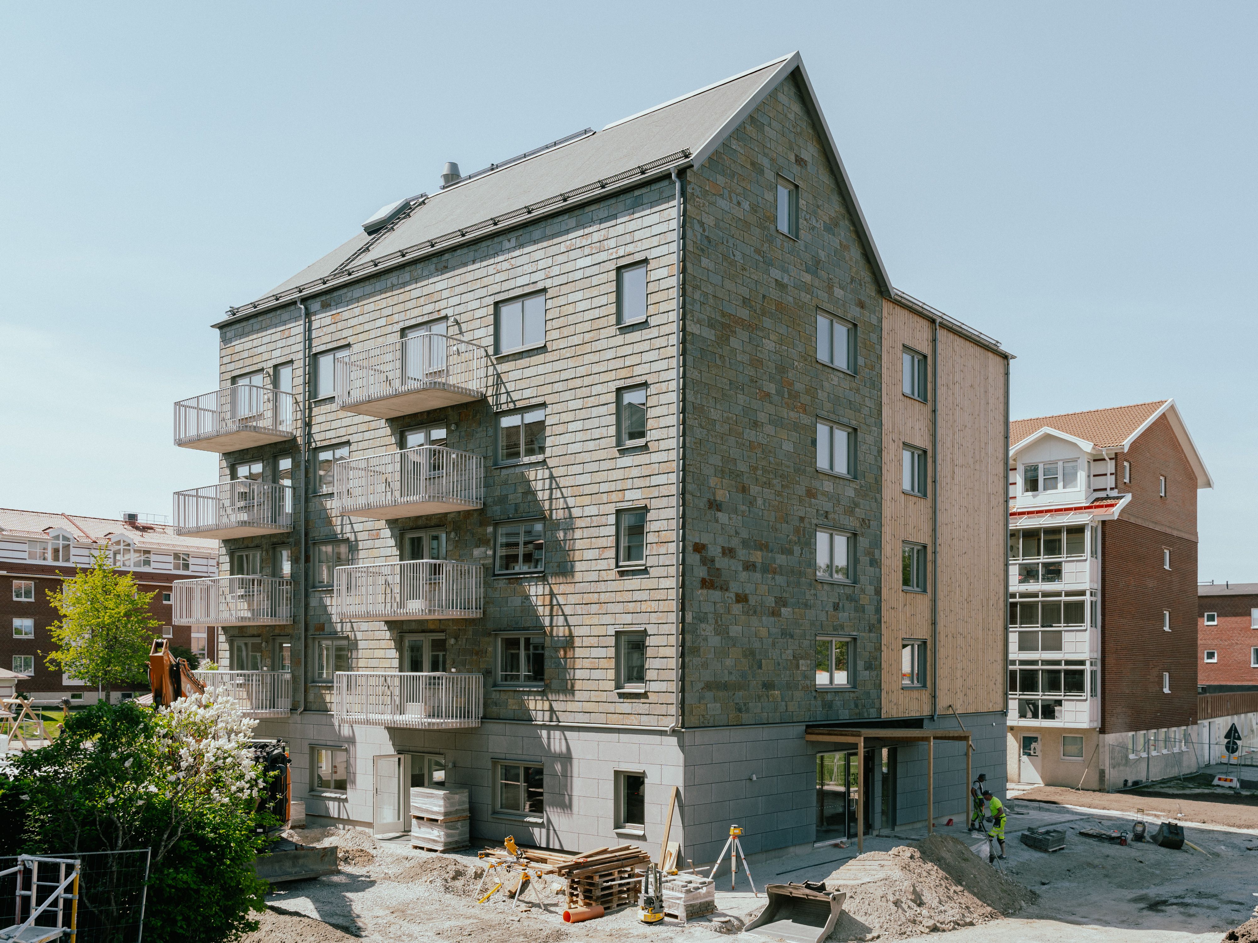 Ett femvåningshus på avstånd