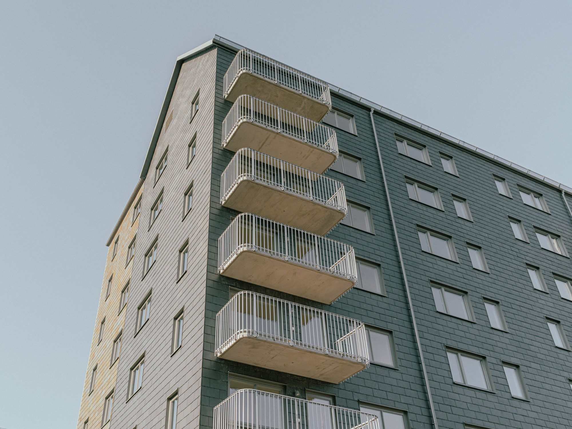 Husfasad med balkonger sett nerifrån