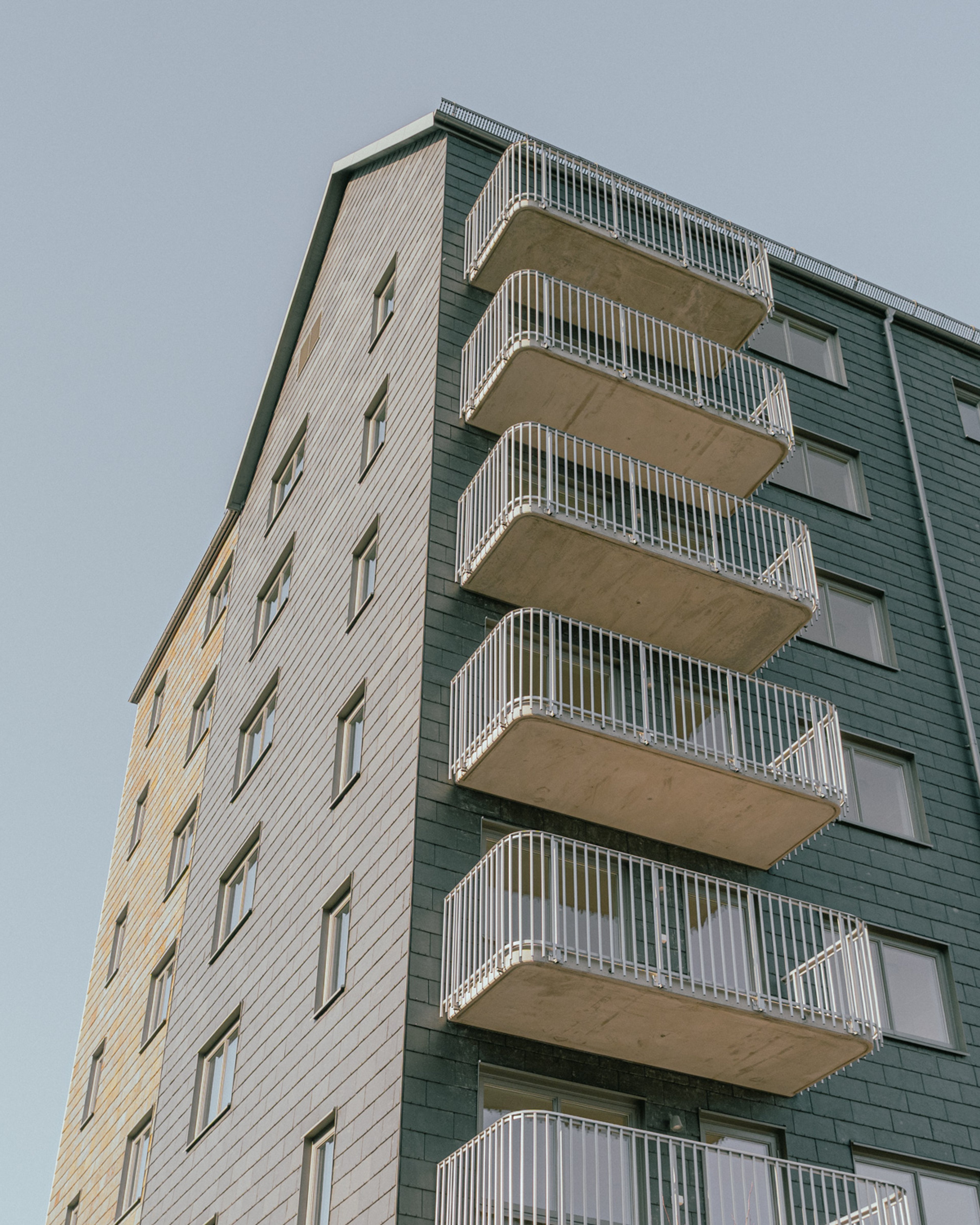Husfasad med balkonger sett nerifrån