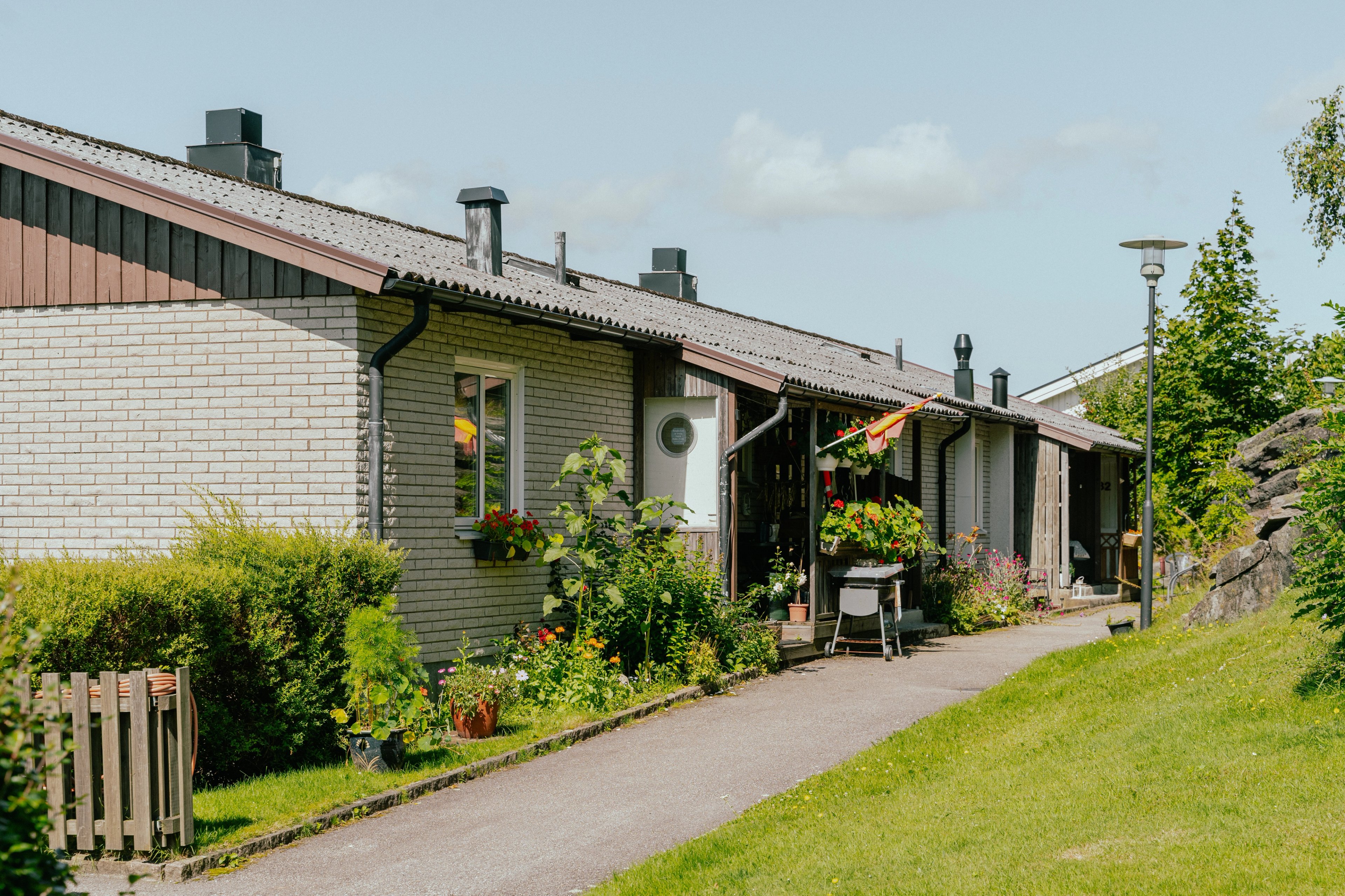 Husfasad med plantering framför