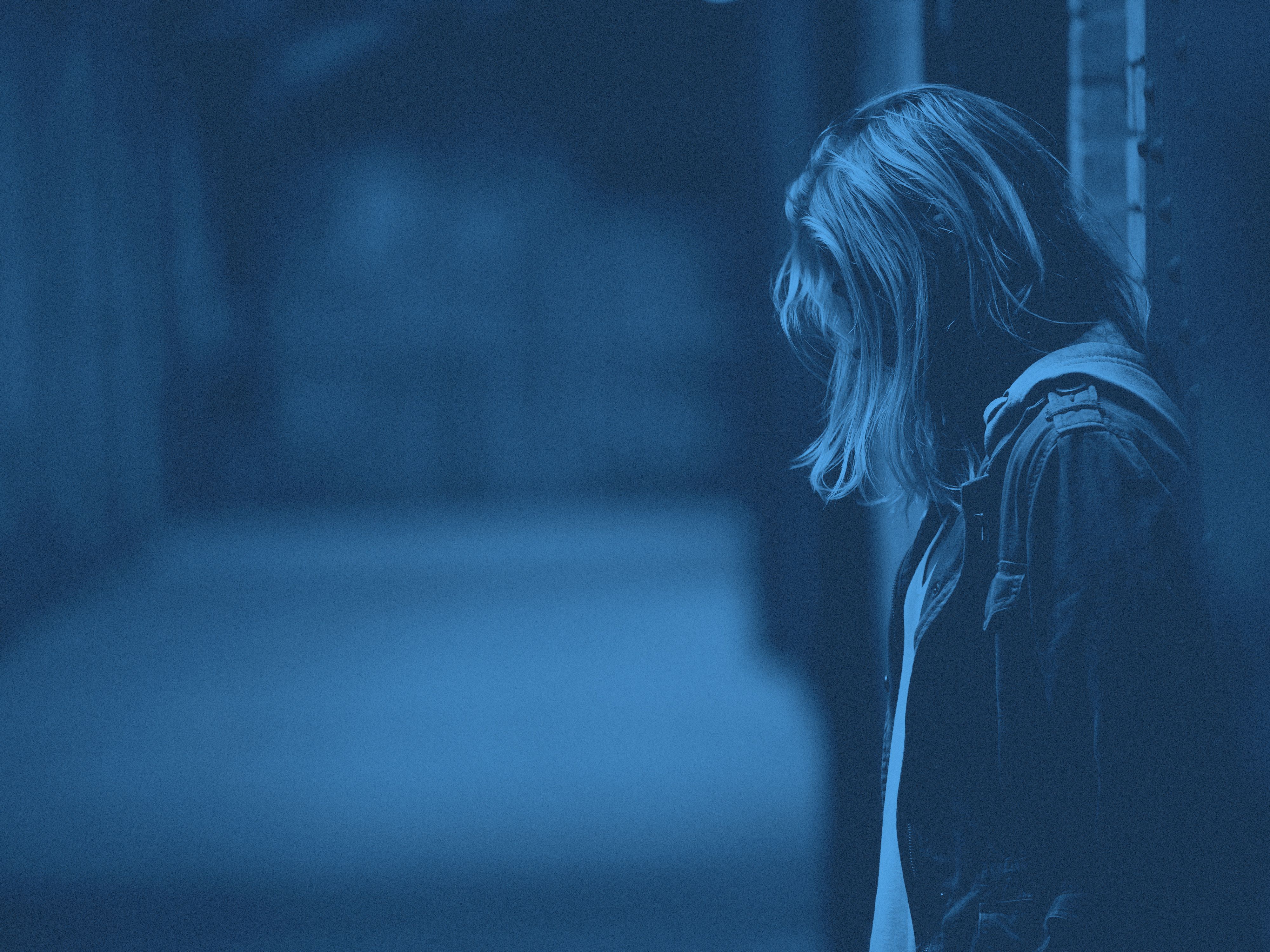 En ensam kvinna i profil