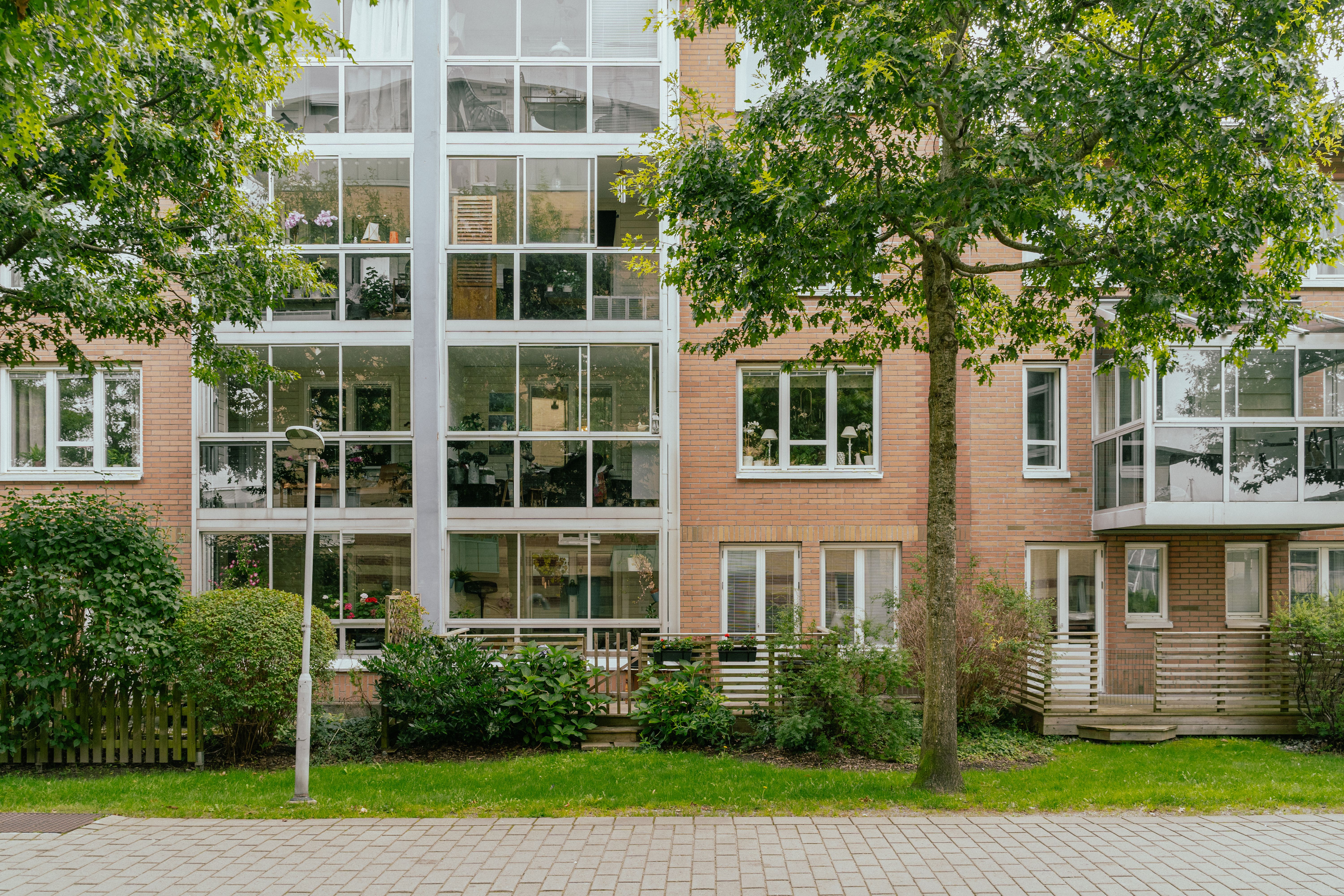 Husfasad med inglasade balkonger