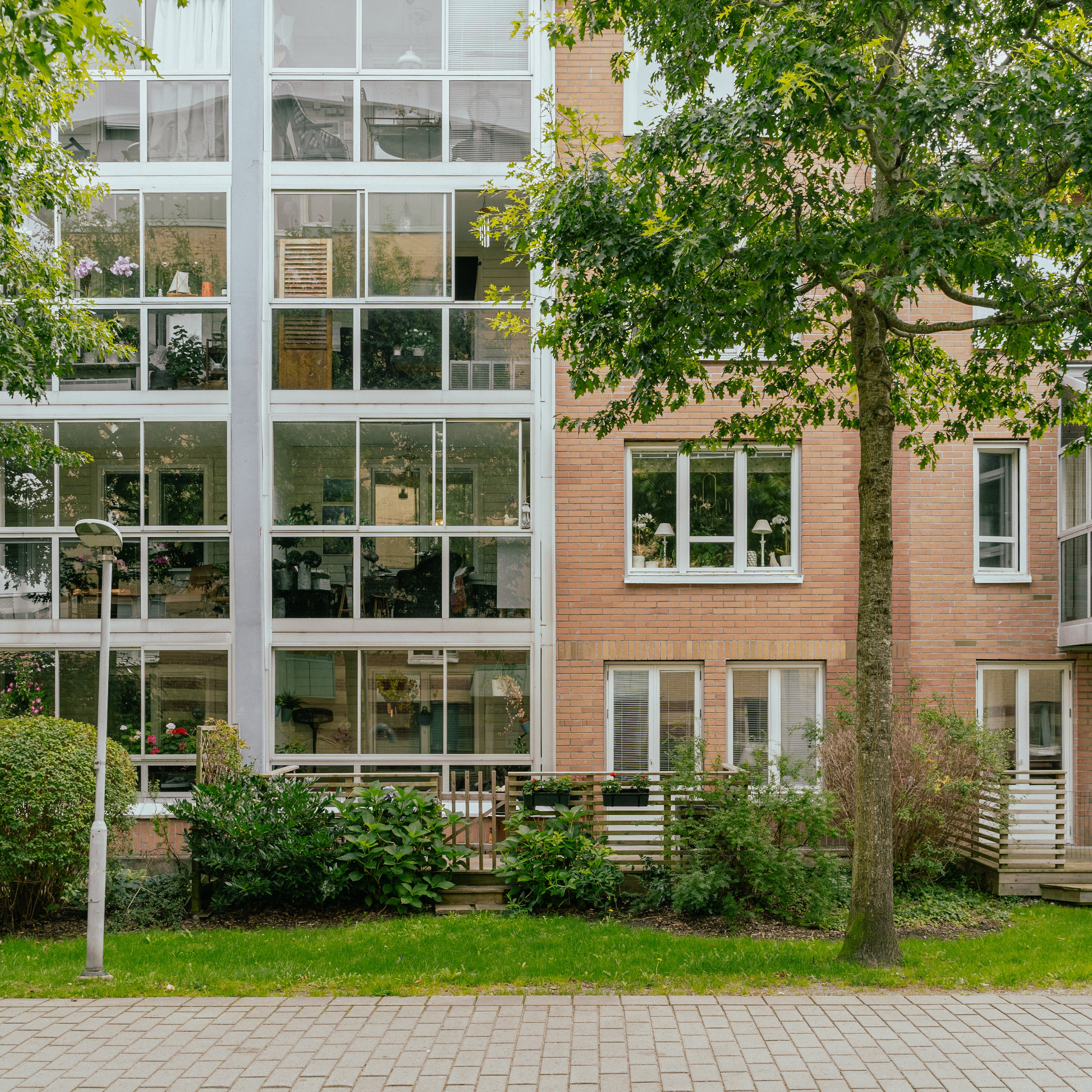 Husfasad med inglasade balkonger