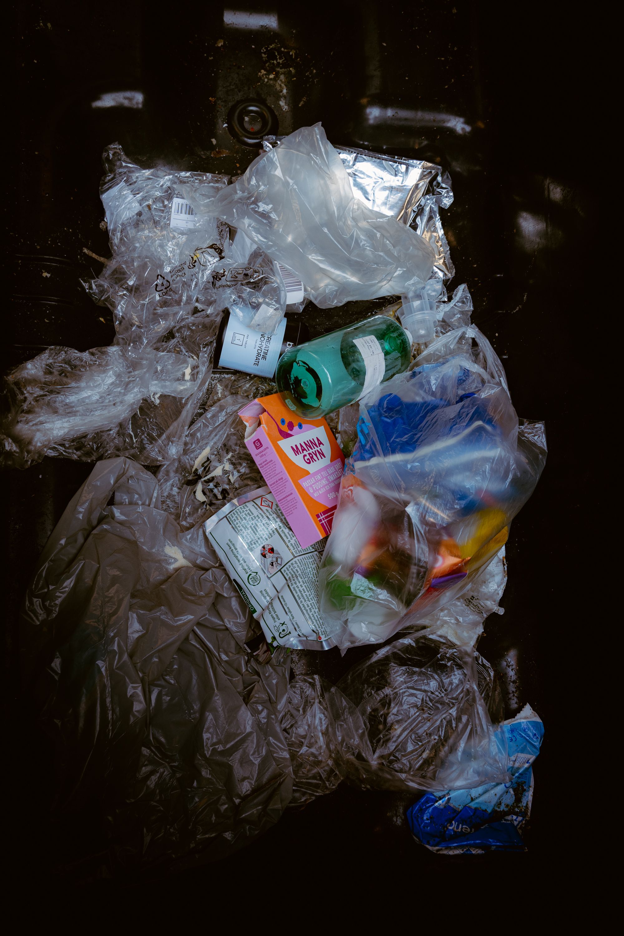 Osorterat skräp i en soptunna