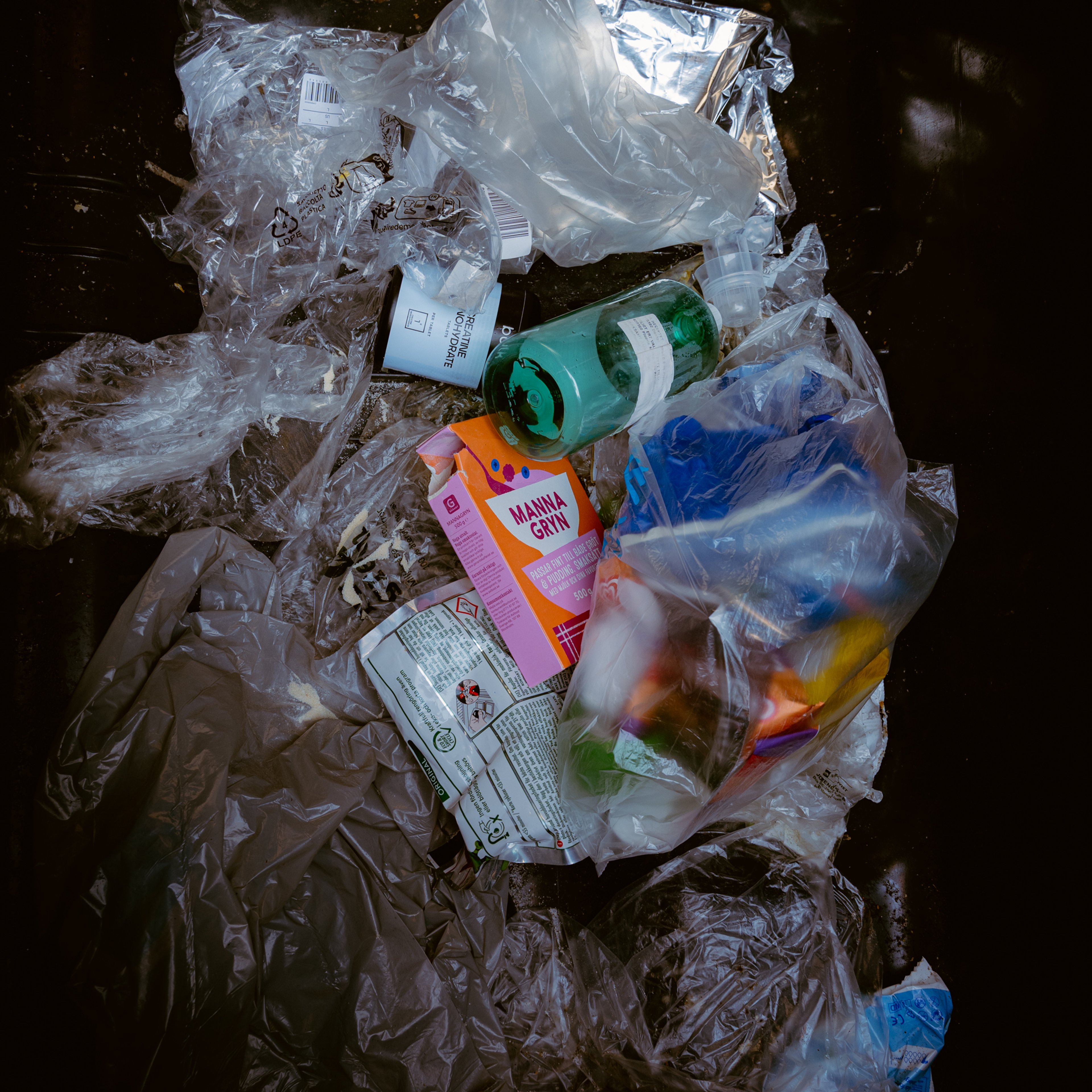 Osorterat skräp i en soptunna