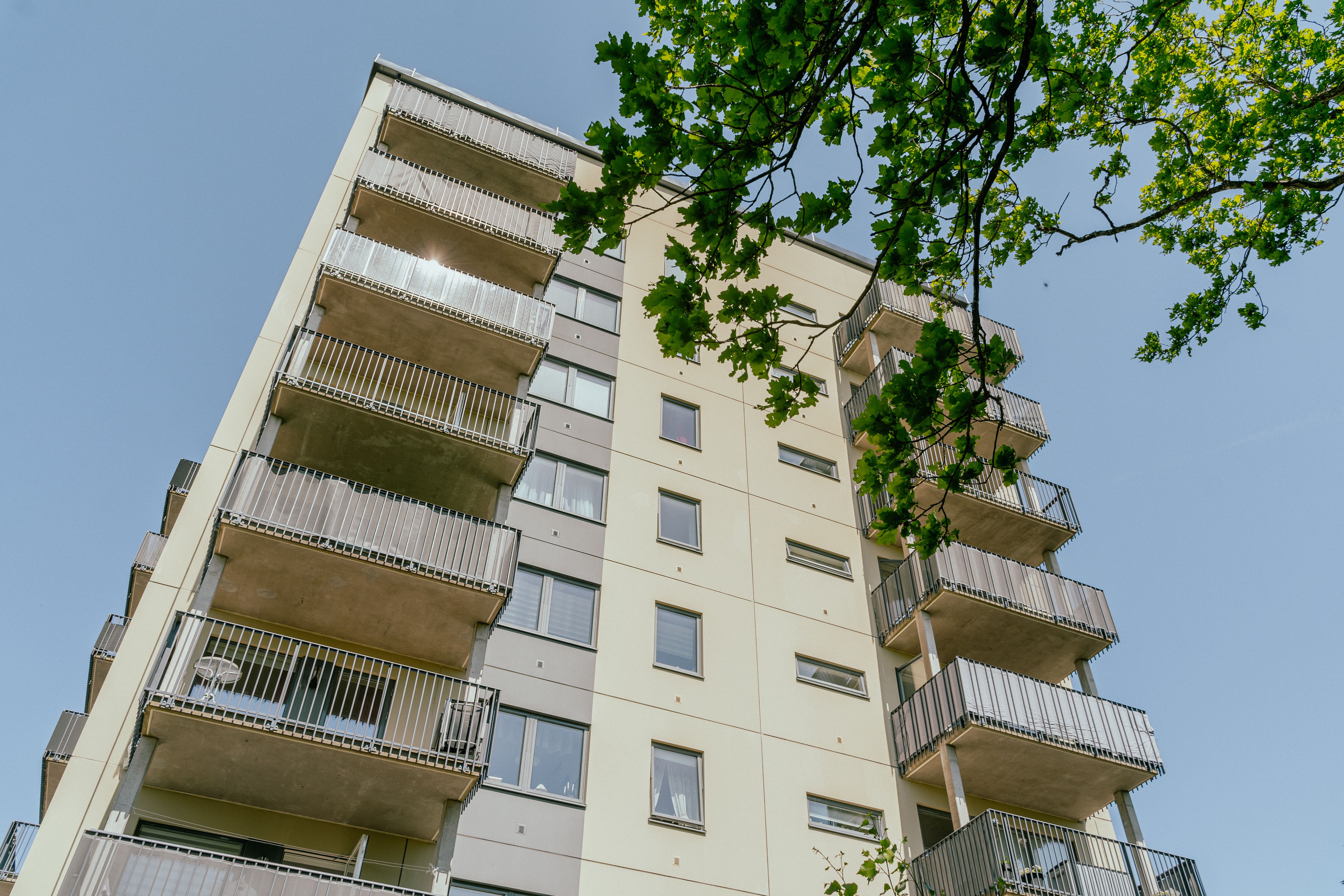 Ett höghus med balkonger