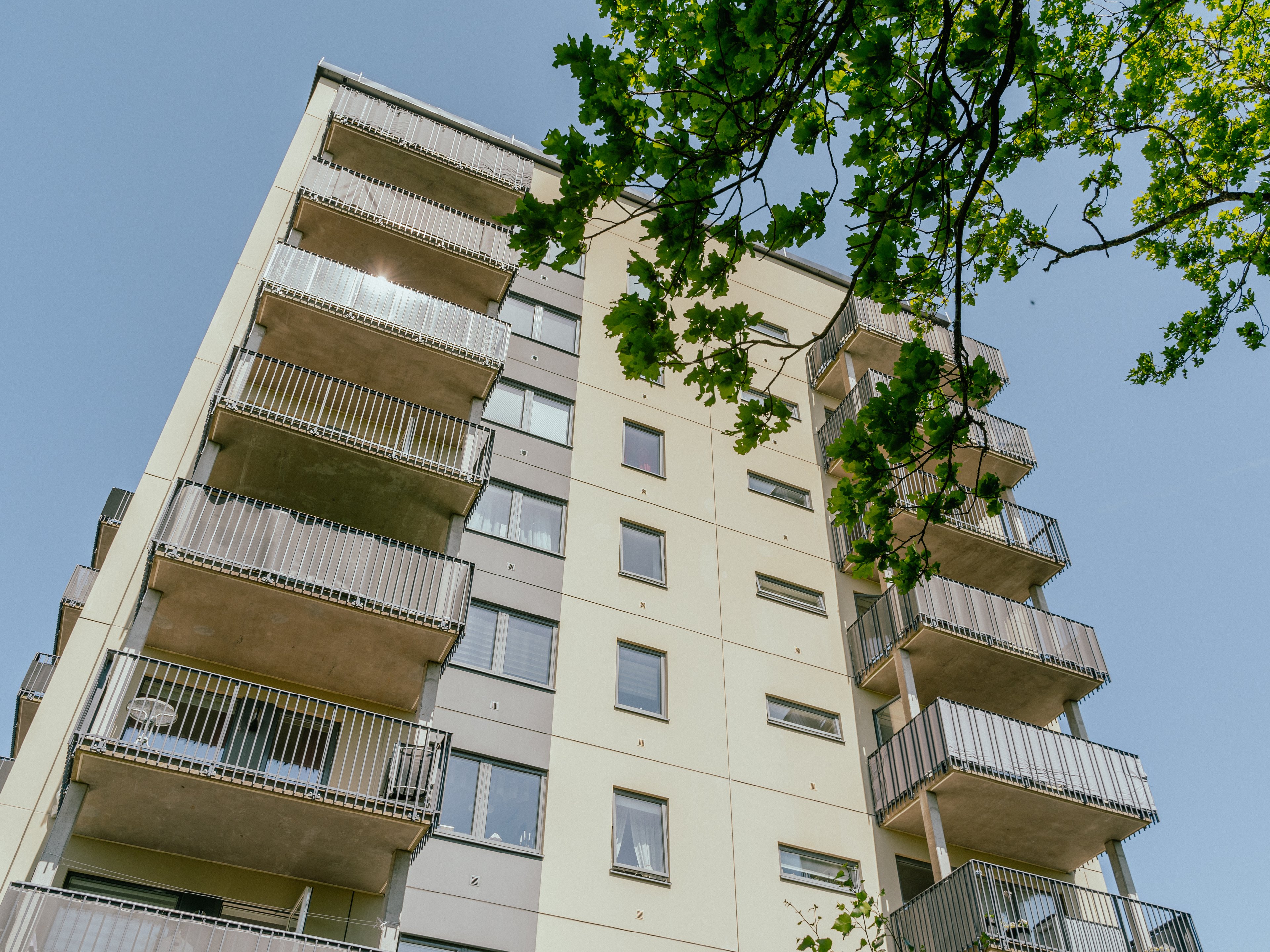 Ett höghus med balkonger