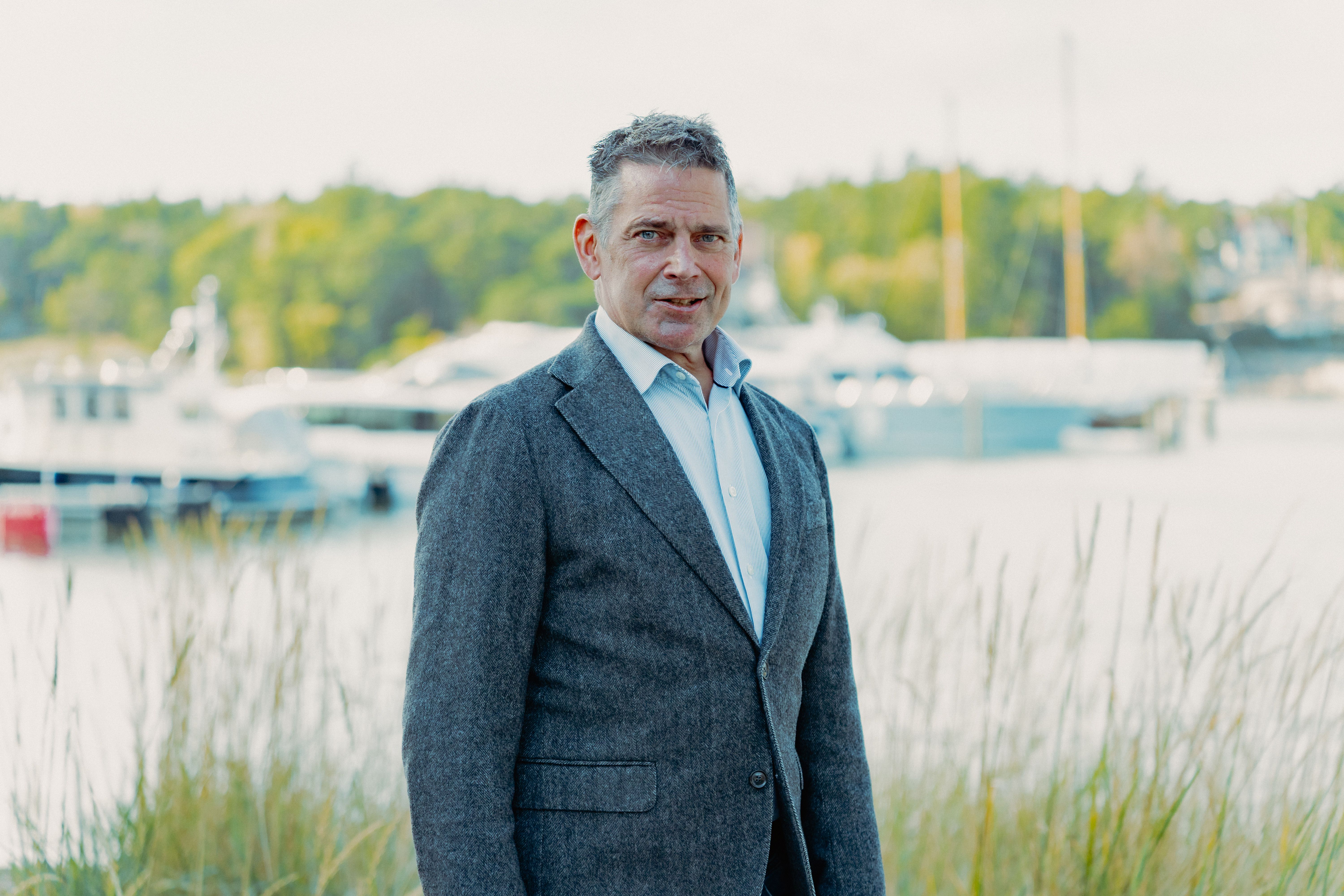 En porträttbild utomhus av Svante Lahti, vd på Stenungsundshem