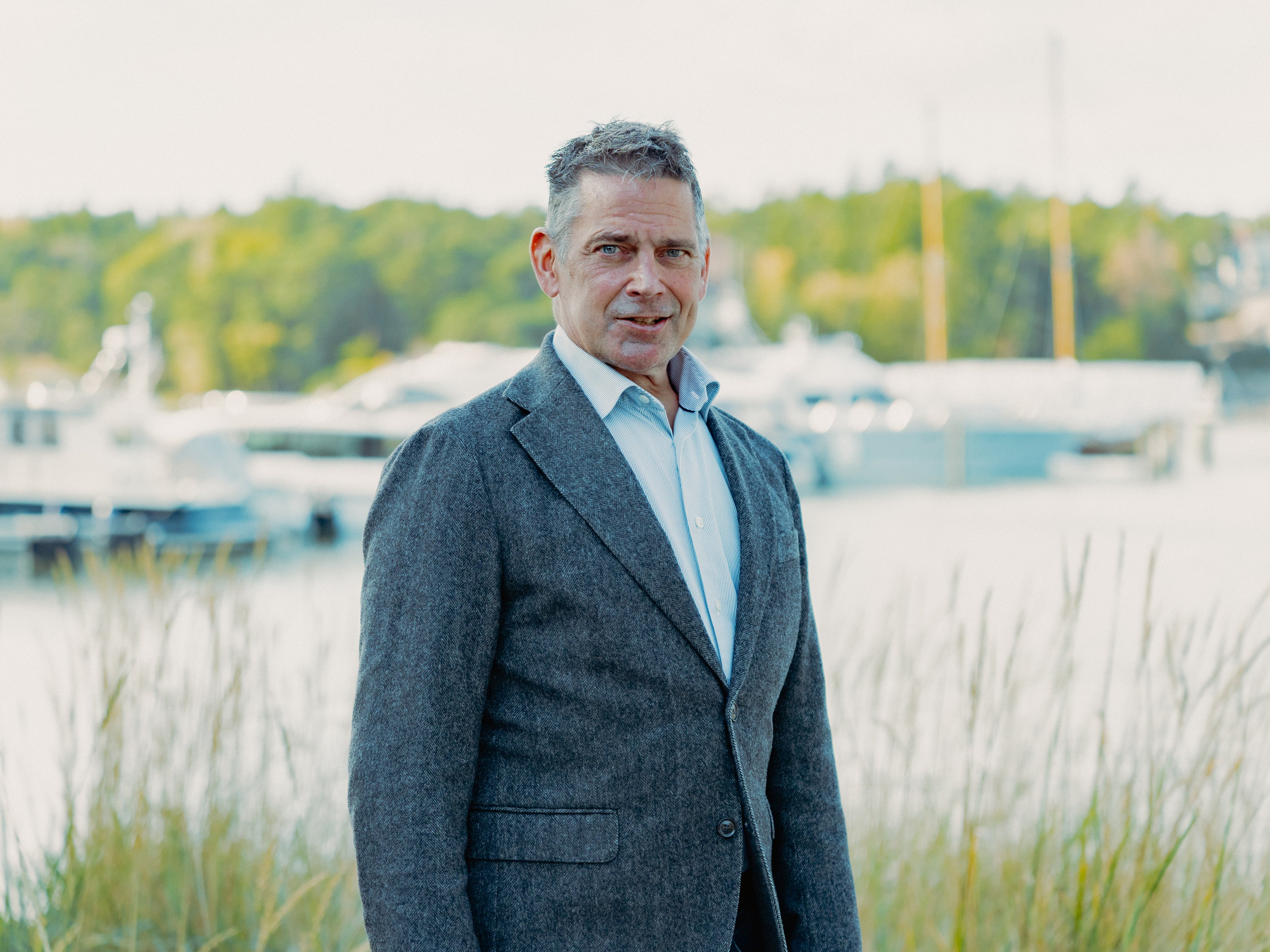 En porträttbild utomhus av Svante Lahti, vd på Stenungsundshem